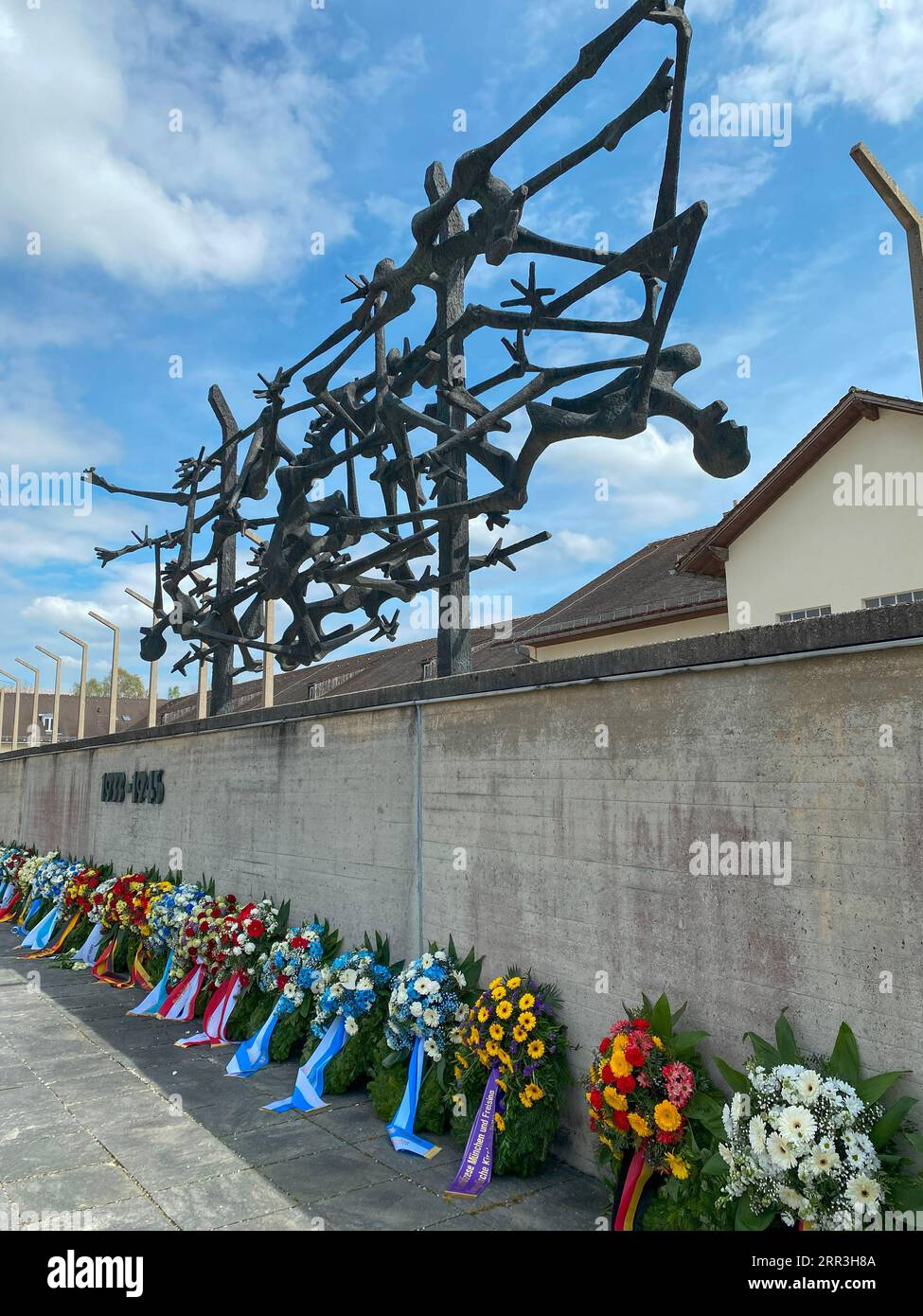 Des couronnes de fleurs sont déposées après une cérémonie commémorant le jour de la libération dans le camp de concentration de Dachau, Bavière, Allemagne Banque D'Images