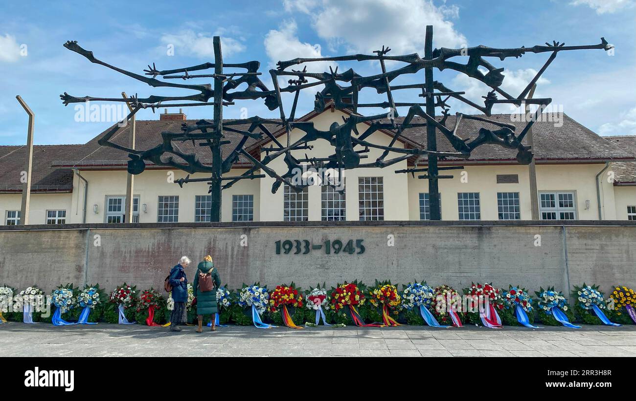 Des couronnes de fleurs sont déposées après une cérémonie commémorant le jour de la libération dans le camp de concentration de Dachau, Bavière, Allemagne Banque D'Images