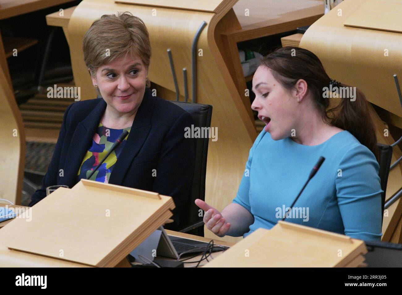 Édimbourg Écosse, Royaume-Uni 06 septembre 2023 l'ancienne première ministre écossaise Nicola Sturgeon au Parlement écossais où elle siège à côté de Kate Forbes avant de prononcer un discours depuis les banquettes arrière. crédit sst/alamy live news Banque D'Images