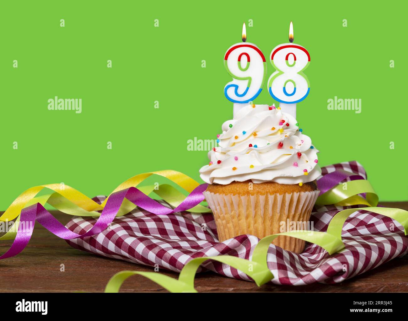 Cupcake avec numéro pour anniversaire ou célébration d'anniversaire ; numéro 98. Banque D'Images