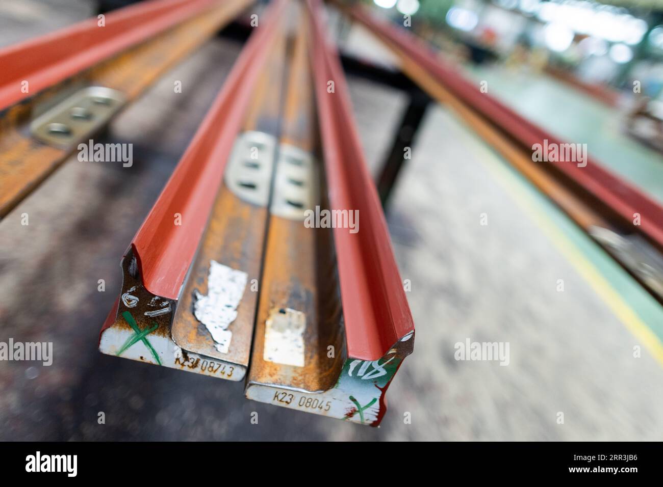 Witten, Allemagne. 30 août 2023. Les lames d'aiguillage sont situées dans l'usine de matériaux de voie permanente de Deutsche Bahn (DB Netze). Différents aiguillages pour le réseau ferroviaire du chemin de fer sont fabriqués ici. Crédit : Rolf Vennenbernd/dpa/Alamy Live News Banque D'Images