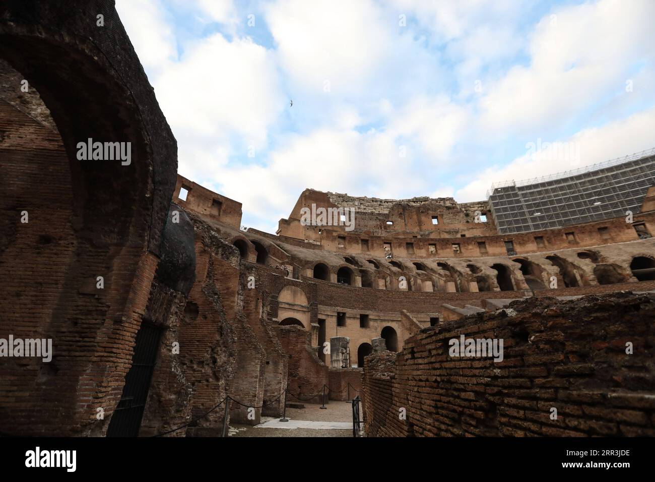 201105 -- ROME, 5 novembre 2020 -- la photo prise le 4 novembre 2020 montre le Colisée vide à Rome, en Italie. Le Premier ministre italien Giuseppe Conte a signé un décret imposant un couvre-feu national de 10 heures à 5 heures du matin alors que les cas de coronavirus continuaient à augmenter dans le pays. Les musées, galeries, théâtres, salles de concert, salles de cinéma et lieux de Paris doivent fermer, et les rassemblements publics, célébrations, foires, festivals et événements, que ce soit à l'extérieur ou à l'intérieur, sont interdits. ITALIE-ROME-COVID-19-COUVRE-FEU-COLISÉE ChengxTingting PUBLICATIONxNOTxINxCHN Banque D'Images