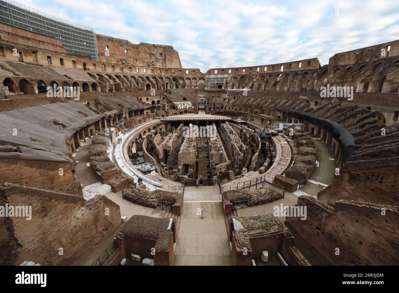 201105 -- ROME, 5 novembre 2020 -- la photo prise le 4 novembre 2020 montre le Colisée presque vide à Rome, en Italie. Le Premier ministre italien Giuseppe Conte a signé un décret imposant un couvre-feu national de 10 heures à 5 heures du matin alors que les cas de coronavirus continuaient à augmenter dans le pays. Les musées, galeries, théâtres, salles de concert, salles de cinéma et lieux de Paris doivent fermer, et les rassemblements publics, célébrations, foires, festivals et événements, que ce soit à l'extérieur ou à l'intérieur, sont interdits. ITALIE-ROME-COVID-19-COUVRE-FEU-COLISÉE ChengxTingting PUBLICATIONxNOTxINxCHN Banque D'Images