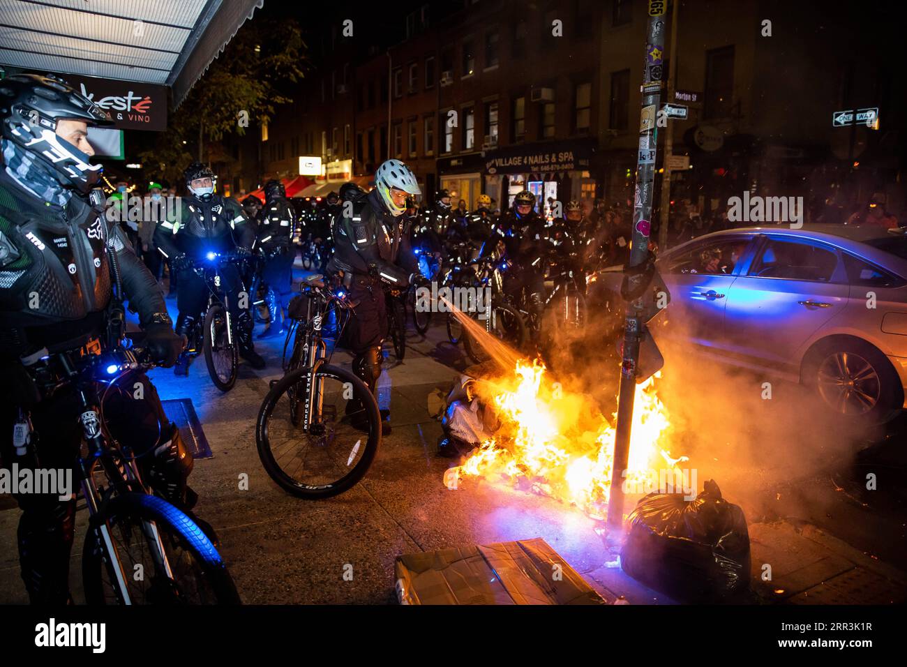 201105 -- NEW YORK, le 5 novembre 2020 -- Un policier éteint un feu mis par des manifestants lors d'une manifestation exigeant que chaque vote soit compté pour l'élection présidentielle à New York, aux États-Unis, le 4 novembre 2020. Des manifestations ont eu lieu dans des villes comme Washington, D.C., Los Angeles, Raleigh et Portland, avec des émotions flamboyantes et des dizaines d'arrestations signalées. Photo de /Xinhua U.S.-NEW YORK-PRESIDENTIAL ELECTION-PROTEST MichaelxNagle PUBLICATIONxNOTxINxCHN Banque D'Images