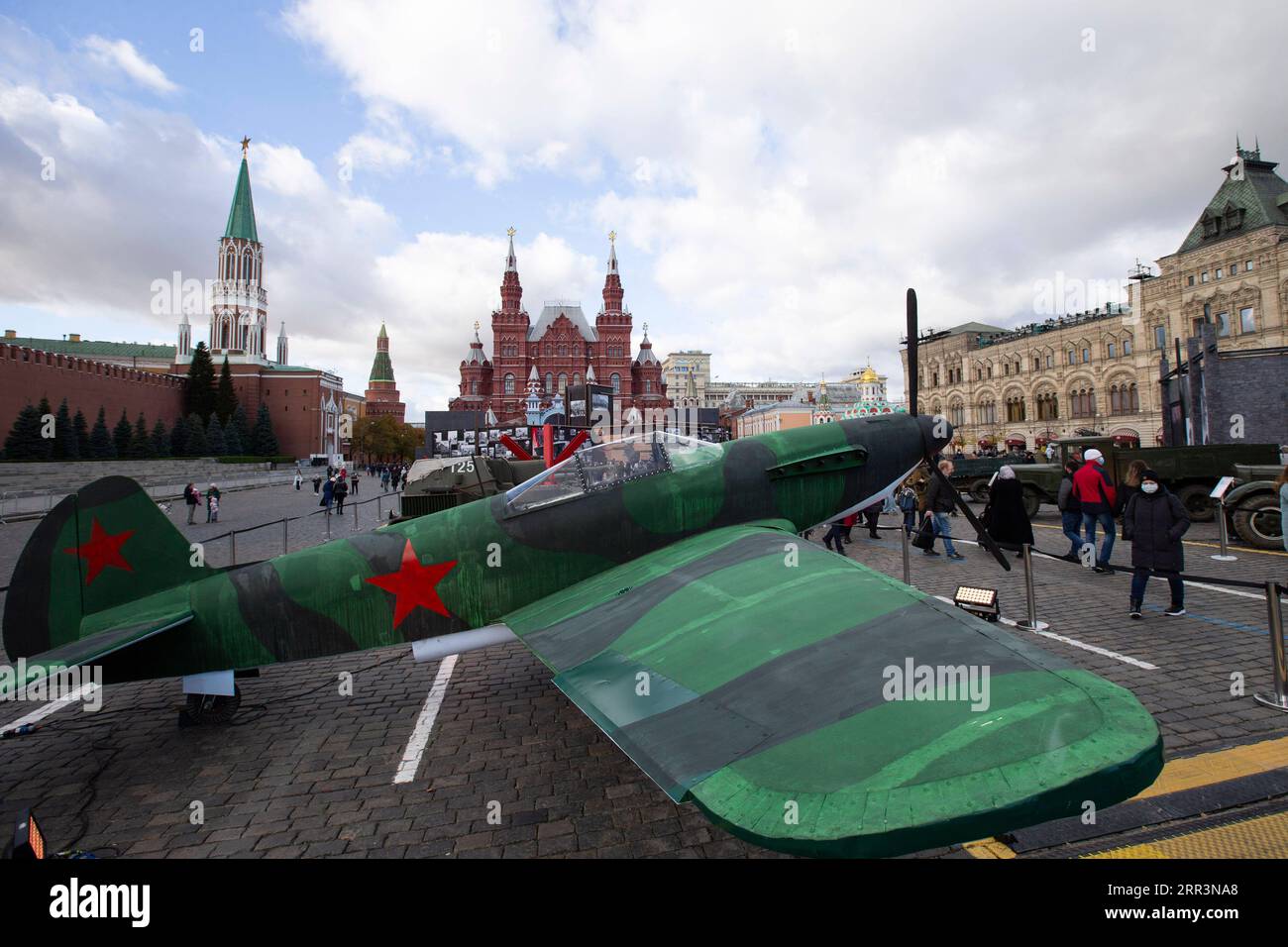 201107 -- MOSCOU, le 7 novembre 2020 -- des avions et des véhicules militaires sont exposés au musée des installations à ciel ouvert sur la place Rouge à Moscou, Russie, le 7 novembre 2020. Le défilé célébrant le 79e anniversaire du défilé militaire en 1941 a été annulé cette année en raison des restrictions visant à arrêter la propagation du COVID-19. Photo de /Xinhua RUSSIE-MOSCOU-DÉFILÉ ANNULÉ AlexanderxZemlianichenkoxJr PUBLICATIONxNOTxINxCHN Banque D'Images