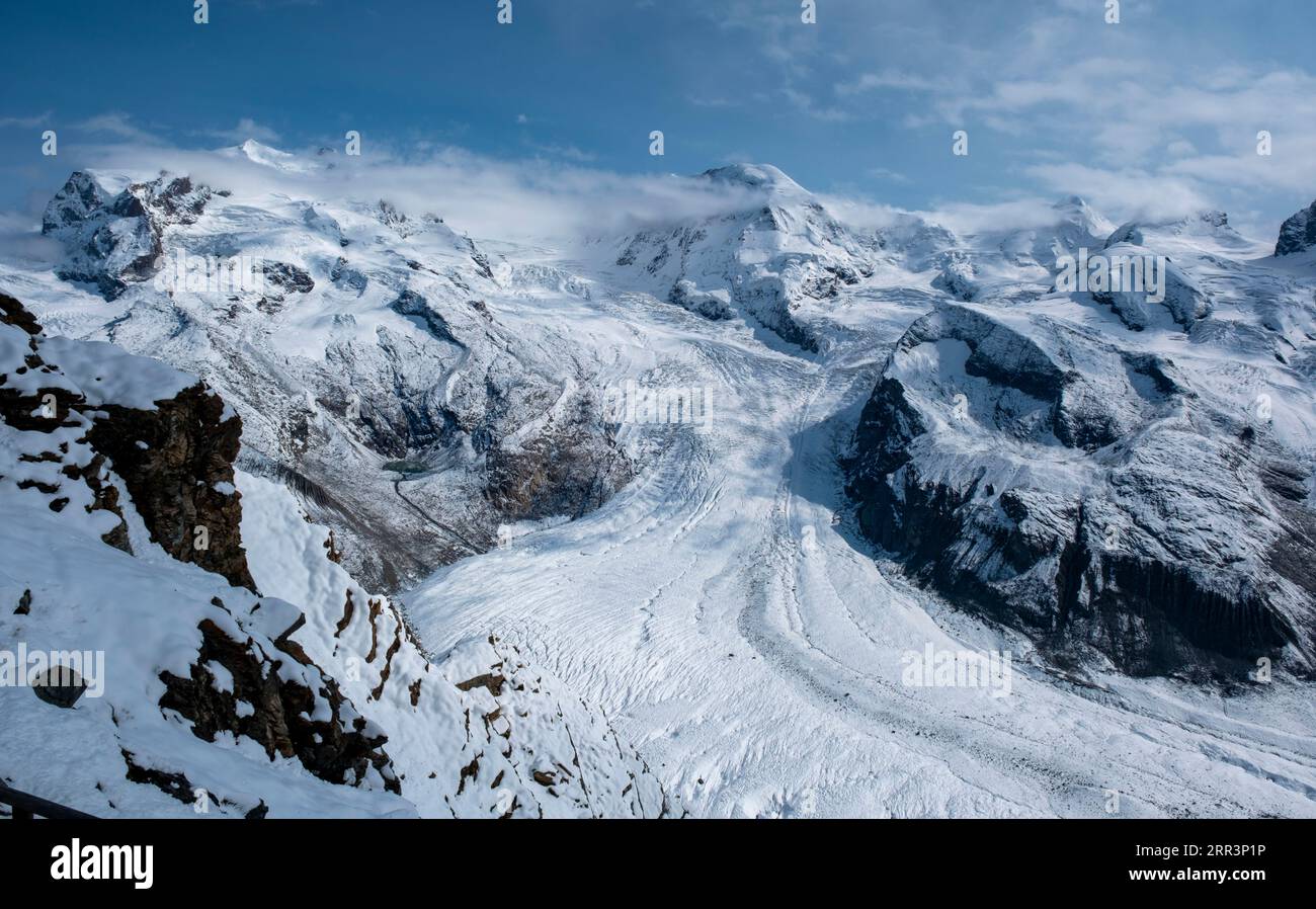 Vue panoramique sur le Glacier du Gorner et le massif du Monte Rosa depuis la crête du Gornergrat, Zermatt, Canton du Valais, Suisse. Banque D'Images