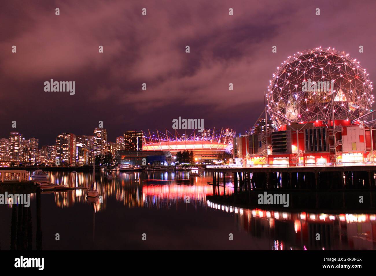 Science World et Roger's Stadium à Vancouver la nuit. Si jolie. Banque D'Images