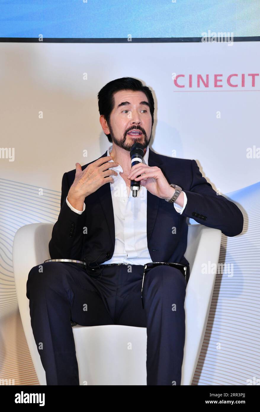 Venise, Italie. 3 septembre 2023. Le chanteur et acteur sino-américain Kris Phillips prend la parole lors d'une table ronde sur le thème «tendances des genres dans la production cinématographique mondiale» lors du 80e Festival international du film de Venise à Venise, Italie, le 3 septembre 2023. POUR ALLER AVEC 'Interview : l'acteur sino-américain voit une grande opportunité pour les cinéastes chinois crédit : Jin Mamengni/Xinhua/Alamy Live News Banque D'Images