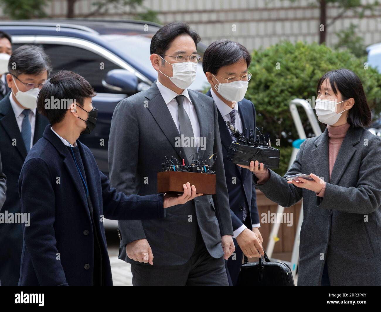 201109 -- SÉOUL, le 9 novembre 2020 -- Lee Jae-yong C, vice-président de Samsung Electronics, arrive à la haute Cour de Séoul, en Corée du Sud, le 9 novembre 2020. Lee a assisté à une audience ici lundi alors que la Cour suprême avait ordonné à la cour d'appel en août de l'année dernière de revoir sa peine avec sursis pour Lee. Photo de /Xinhua CORÉE DU SUD-SÉOUL-SAMSUNG-LEE JAE-YONG-HEARING LeexSang-ho PUBLICATIONxNOTxINxCHN Banque D'Images