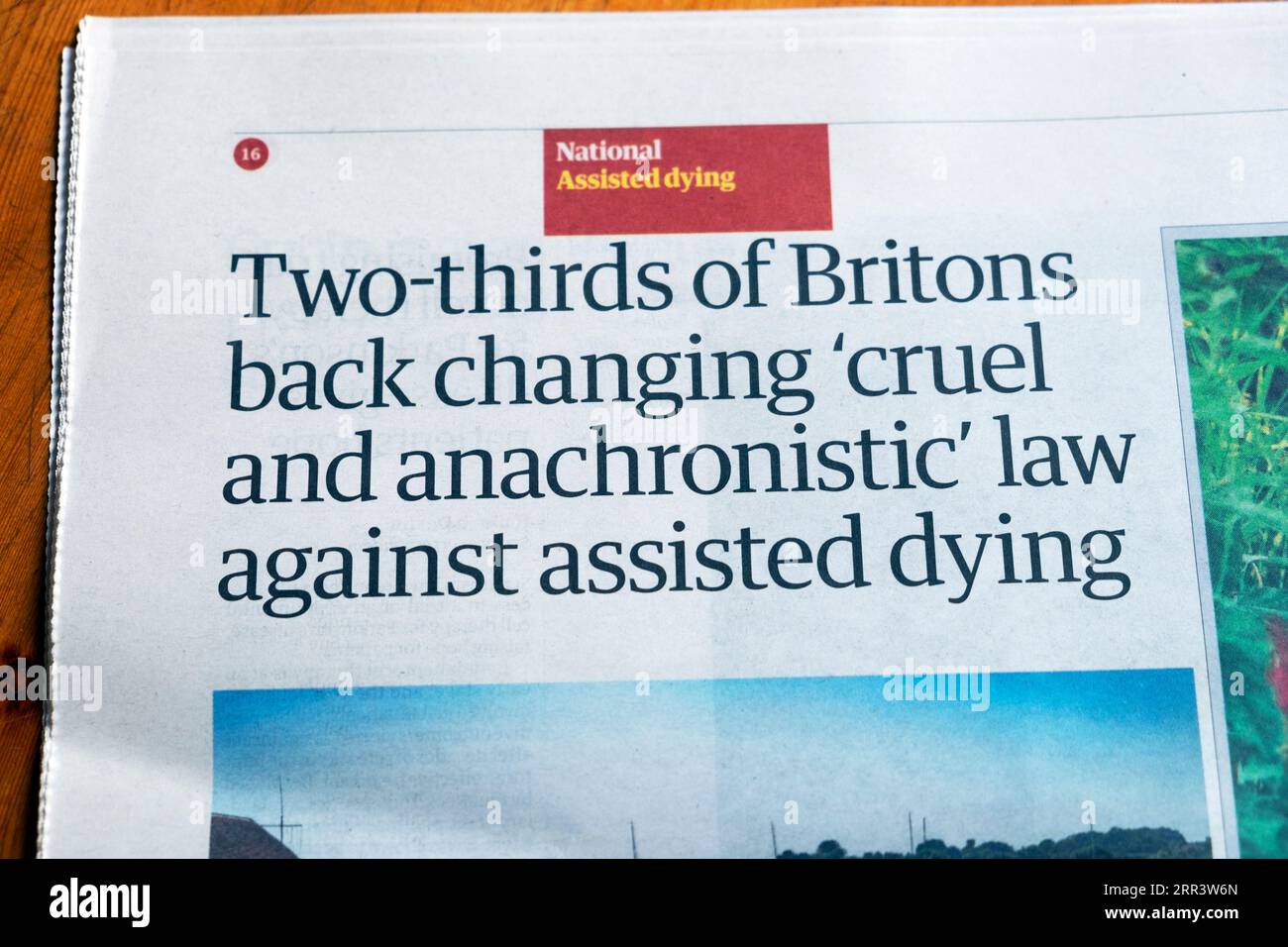 «Deux tiers des Britanniques soutiennent le changement de loi «cruelle et anachronique» contre l'aide à mourir» journal Guardian titre 29 août 2023 Londres Royaume-Uni Banque D'Images