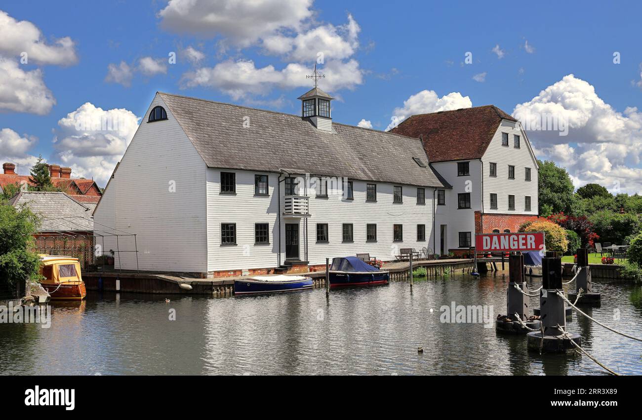 Mill House et déversoir à Hambleden Lock sur la Tamise dans le Berkshire Angleterre, avec des bateaux amarrés et un panneau de danger Banque D'Images
