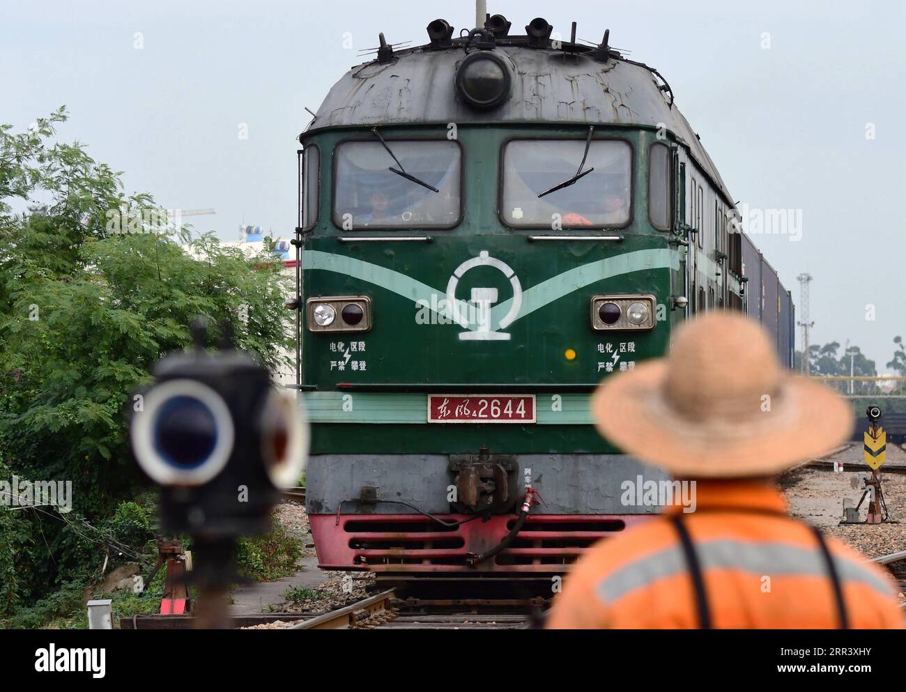 201113 -- XIAMEN, le 13 novembre 2020 -- Un train de marchandises Chine-Europe à destination de Hambourg en Allemagne part de la gare de Haicang à Xiamen, dans la province du Fujian du sud-est de la Chine, le 13 novembre 2020. Au cours des trois premiers trimestres de 2020, Haicang Station of China Railway Nanchang Group Co., Ltd. A vu un total de 204 trains de marchandises Chine-Europe, une augmentation de 160 perent par rapport à la même période en 2019. La valeur de la cargaison via les services ferroviaires a atteint environ 700 millions de dollars américains. TRAIN DE MARCHANDISES CHINE-FUJIAN-CHINE-EUROPE CN WEIXPEIQUAN PUBLICATIONXNOTXINXCHN Banque D'Images