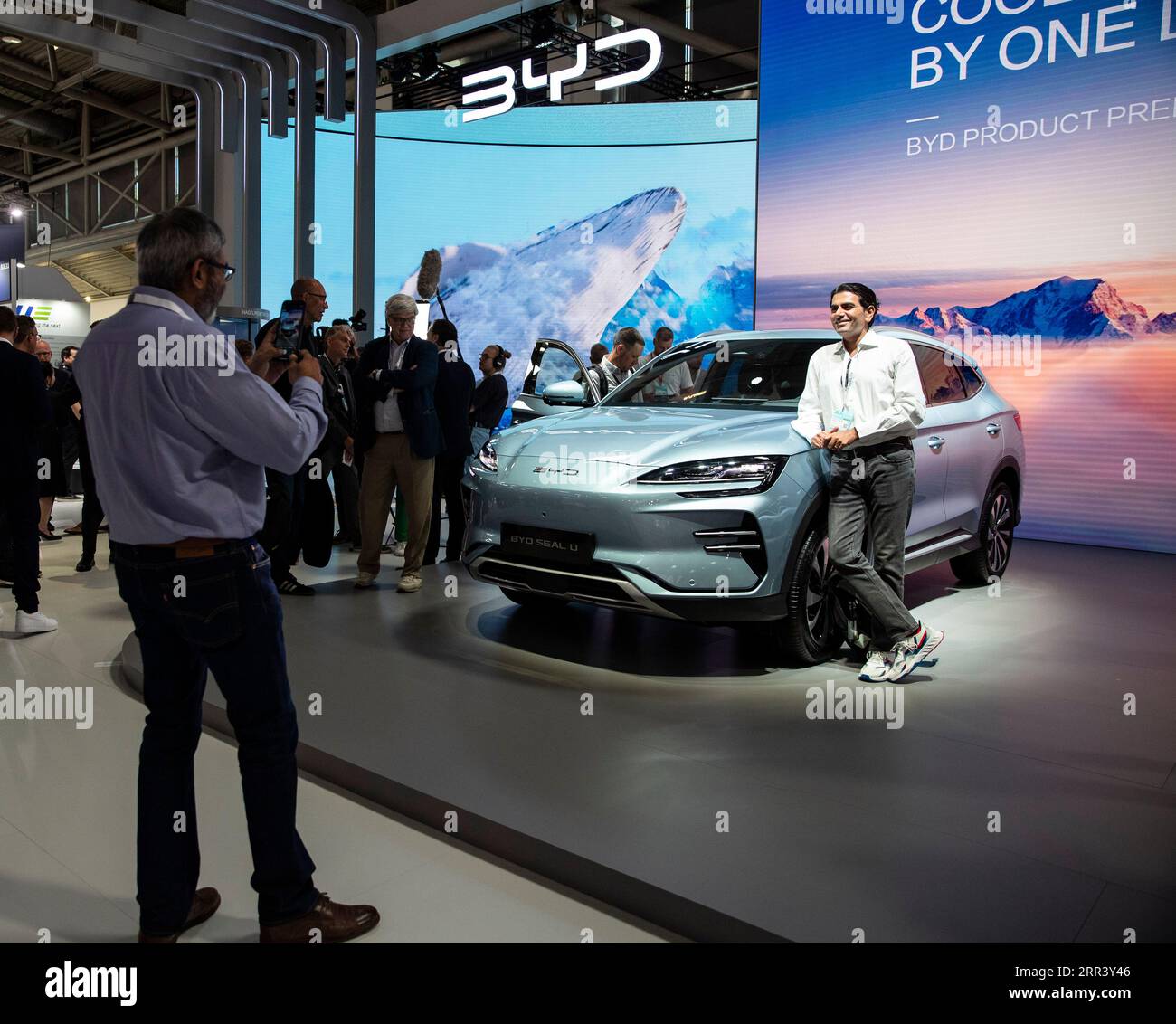 (230906) -- MUNICH, 6 septembre 2023 (Xinhua) -- Un visiteur pose pour des photos avec un SCEAU BYD U lors de l'avant-première médiatique du salon international de l'automobile 2023, officiellement connu sous le nom d'IAA MOBILITY 2023, à Munich, Allemagne, le 4 septembre 2023. L'IAA MOBILITY 2023, l'un des plus grands salons professionnels de la mobilité au monde, a ouvert mardi dans la ville de Munich, dans le sud de l'Allemagne. Lors de l'événement de six jours, quelque 70 entreprises chinoises, le deuxième plus grand nombre après les participants allemands. Sous la devise Experience Connected Mobility de l'IAA de cette année, les constructeurs automobiles chinois déploient plus de chances et de choix pour les locaux Banque D'Images