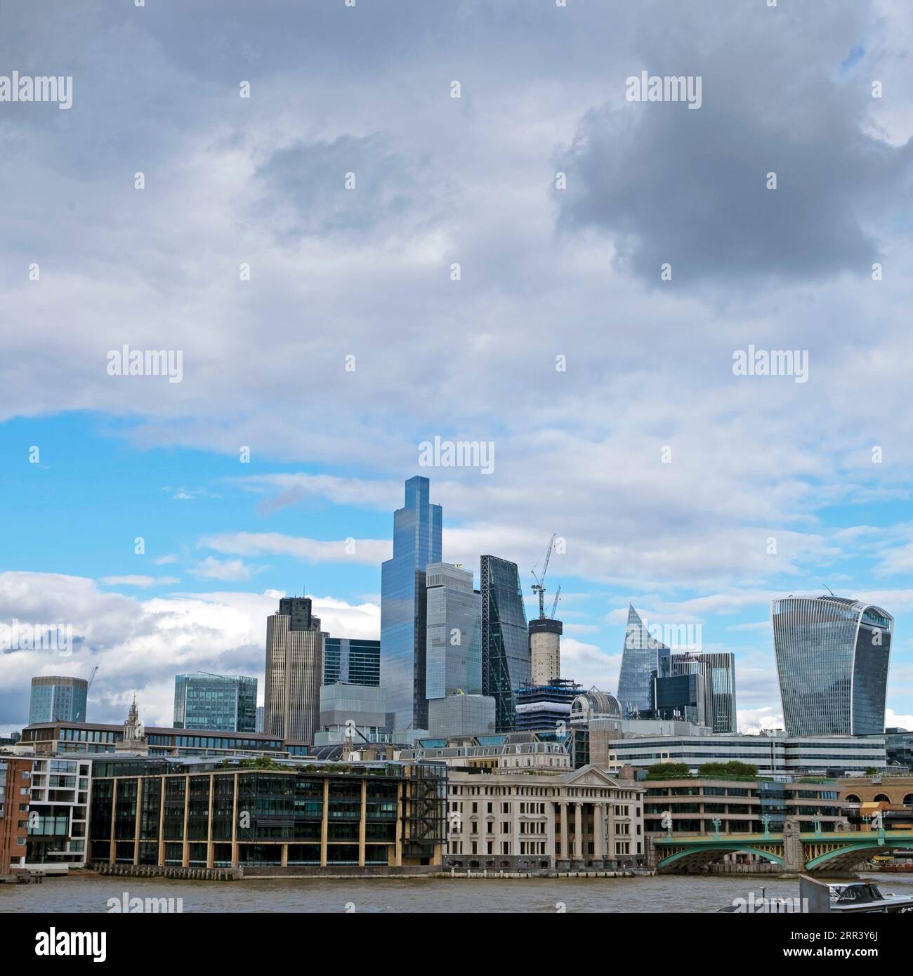 Ville de Londres gratte-ciel paysage urbain vue du quartier financier avec nuage sombre en août 2023 Londres Angleterre Royaume-Uni KATHY DEWITT Banque D'Images