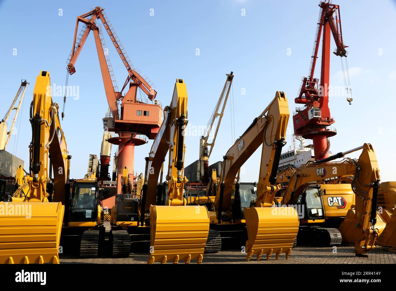 201116 -- LIANYUNGANG, 16 novembre 2020 -- des excavatrices sont vues dans un port d'une entreprise à Lianyungang, dans la province de Jiangsu de l'est de la Chine, le 16 novembre 2020. La production industrielle à valeur ajoutée de la Chine, un indicateur économique important, a augmenté de 6,9 pour cent d'une année sur l'autre en octobre, le même que celui de septembre, selon les données du Bureau national des statistiques de la NBS lundi. Photo de /Xinhua CHINE-ÉCONOMIE-PRODUCTION INDUSTRIELLE CN WangxChun PUBLICATIONxNOTxINxCHN Banque D'Images