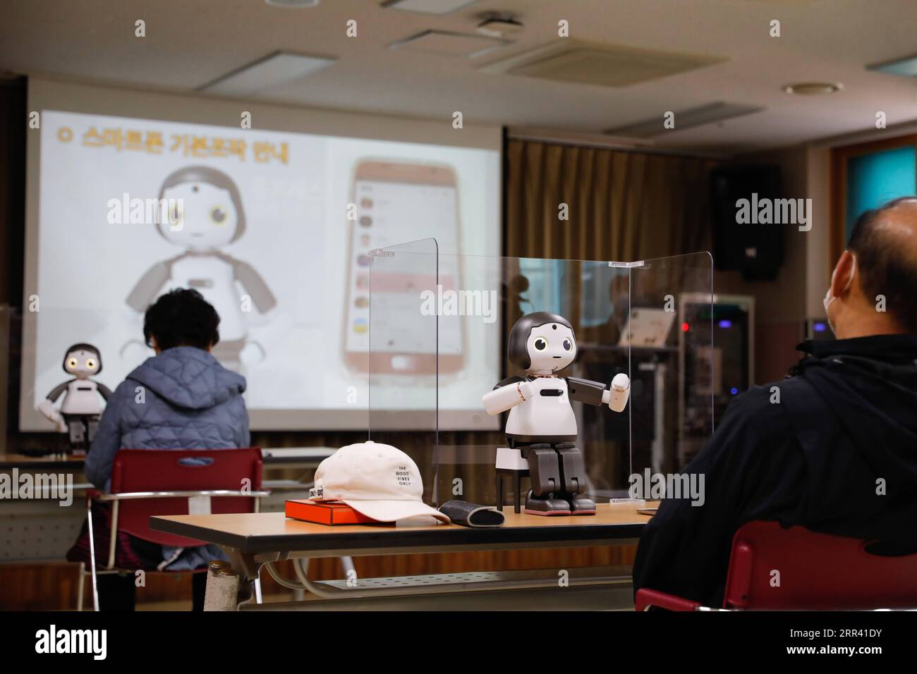 201116 -- SÉOUL, le 16 novembre 2020 -- les participants à un programme d'éducation découvrent LIKU, un facilitateur d'enseignement robotique, dans un centre d'aide sociale pour personnes âgées du district de Yangcheon à Séoul, en Corée du Sud, le 16 novembre 2020. Le gouvernement métropolitain de Séoul travaille avec la Seoul Digital Foundation pour promouvoir l'éducation numérique pour les personnes âgées à Séoul, qui fait également partie de l'initiative robot promotion and Supply du ministère sud-coréen du Commerce, de l'Industrie et de l'Energie. CORÉE DU SUD-SÉOUL-SENIOR-ENSEIGNEMENT NUMÉRIQUE WANGXJINGQIANG PUBLICATIONXNOTXINXCHN Banque D'Images