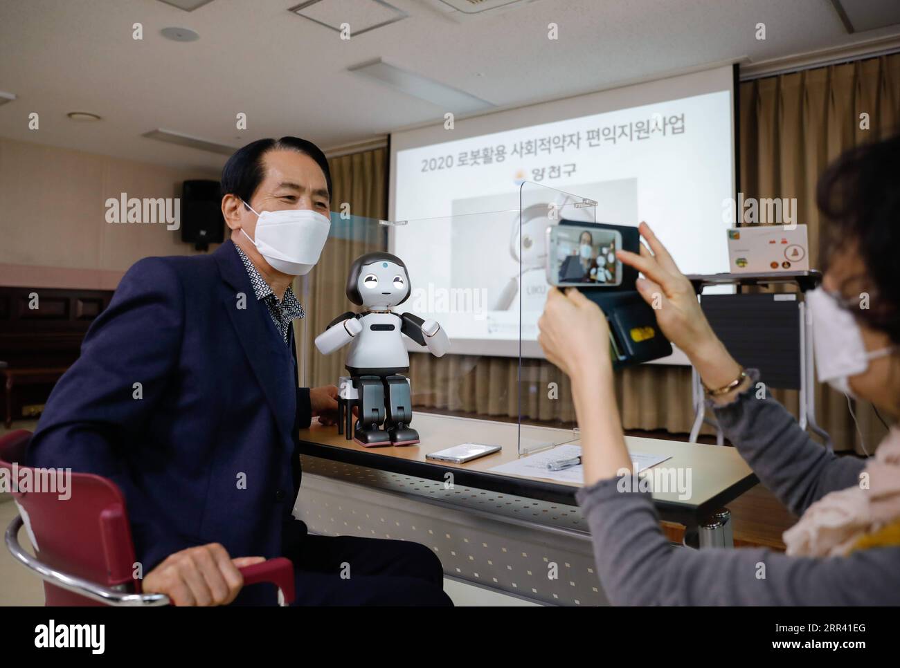 201116 -- SÉOUL, le 16 novembre 2020 -- Un participant L d'un programme éducatif pose pour des photos avec LIKU, un facilitateur d'enseignement robotique, dans un centre d'aide sociale pour personnes âgées du district de Yangcheon à Séoul, Corée du Sud, le 16 novembre 2020. Le gouvernement métropolitain de Séoul travaille avec la Seoul Digital Foundation pour promouvoir l'éducation numérique pour les personnes âgées à Séoul, qui fait également partie de l'initiative robot promotion and Supply du ministère sud-coréen du Commerce, de l'Industrie et de l'Energie. CORÉE DU SUD-SÉOUL-SENIOR-ENSEIGNEMENT NUMÉRIQUE WANGXJINGQIANG PUBLICATIONXNOTXINXCHN Banque D'Images