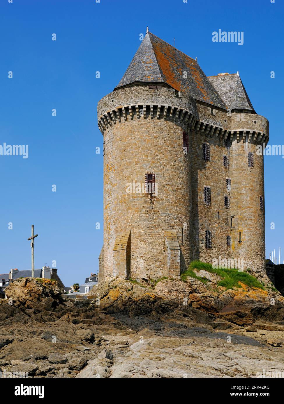 Tour Solidor (en français tour Solidor) est un donjon renforcé avec trois tours reliées, situé dans l'estuaire de la rivière Rance à Saint servant Banque D'Images