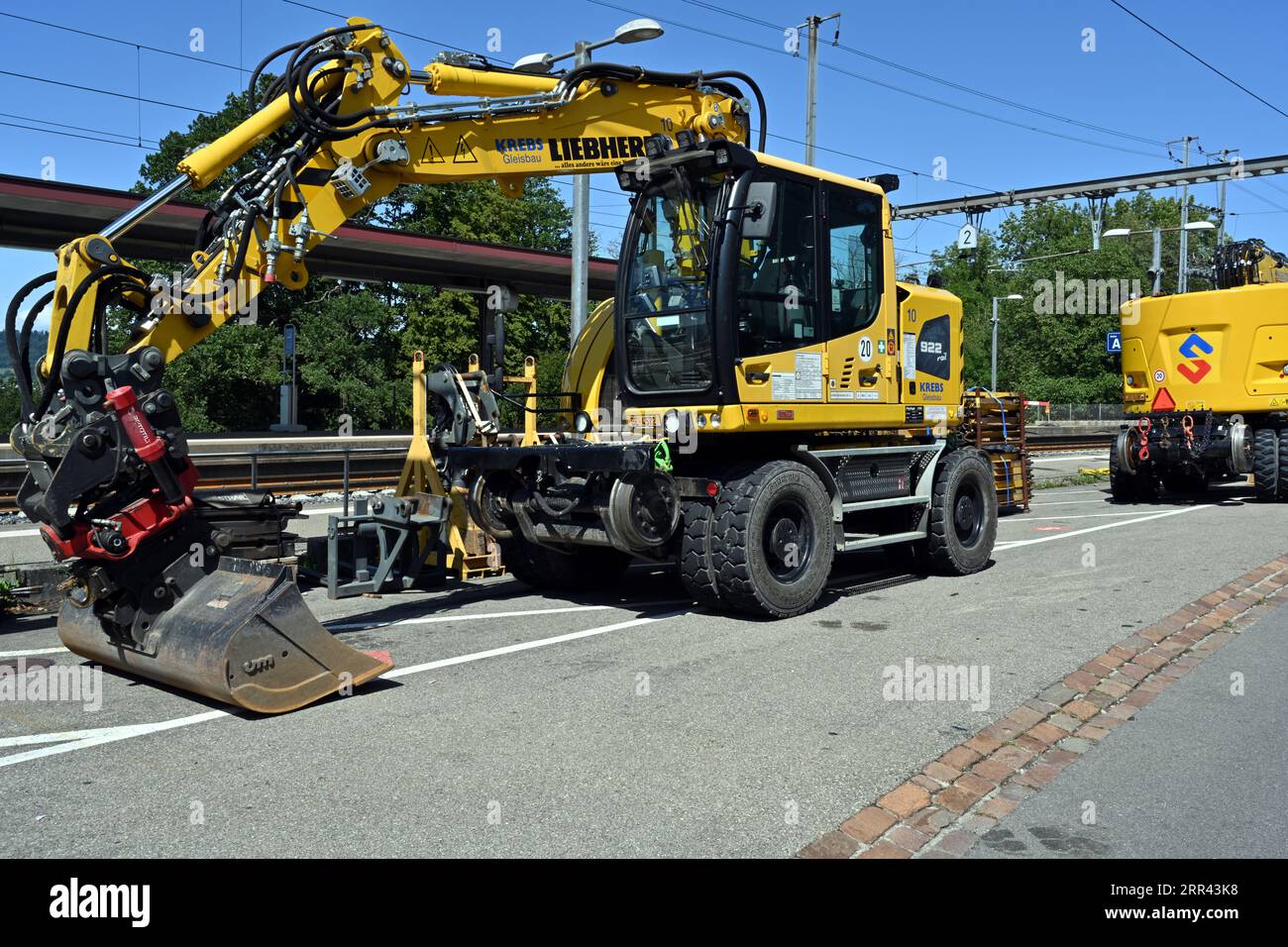 Pelle sur rail et sur roues qui offre la possibilité de passer facilement de la route au rail. Banque D'Images Pelle sur rail et sur roues qui offre la possibilité de passer facilement de la route au rail. Banque D'Images
