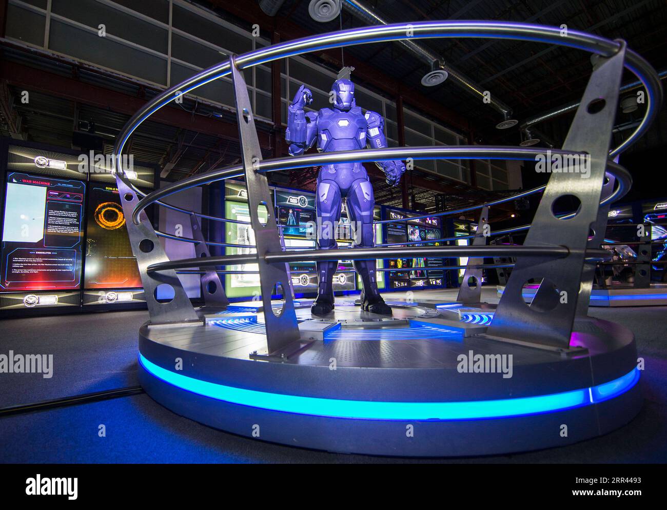 201119 -- TORONTO, le 19 novembre 2020 -- Un costume de machine de guerre est présenté à l'exposition Marvel Avengers S.T.A.T.I.O.N. lors de l'avant-première médiatique au Yorkdale Shopping Center à Toronto, Canada, le 19 novembre 2020. Présentant l’univers cinématographique Marvel des super-héros, l’exposition sera ouverte au public du 20 novembre 2020 au 31 janvier 2021. Photo de /Xinhua CANADA-TORONTO-MARVEL AVENGERS-EXHIBITION ZouxZheng PUBLICATIONxNOTxINxCHN Banque D'Images