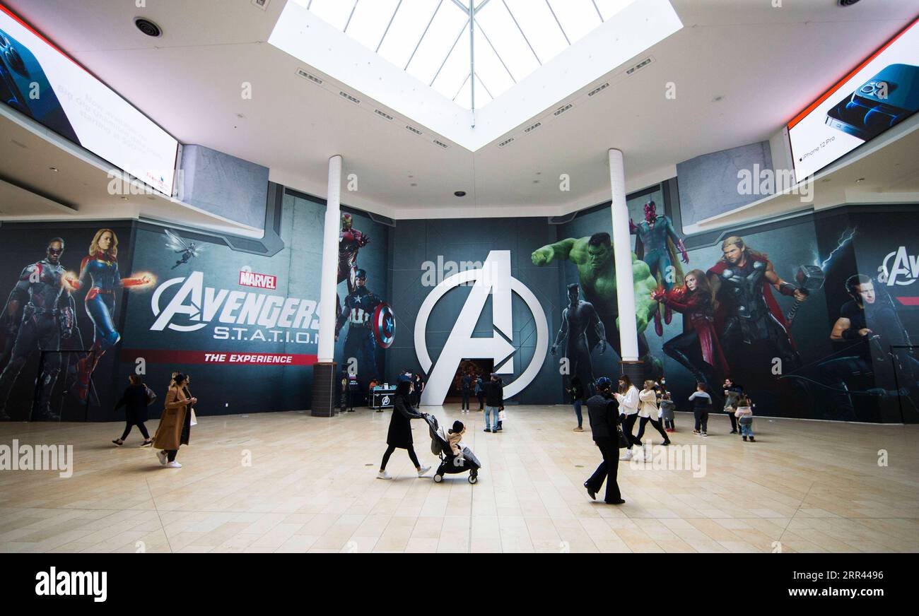 201119 -- TORONTO, le 19 novembre 2020 -- les gens passent devant l'entrée de l'exposition Marvel Avengers S.T.A.T.I.O.N. au Yorkdale Shopping Center à Toronto, Canada, le 19 novembre 2020. Présentant l’univers cinématographique Marvel des super-héros, l’exposition sera ouverte au public du 20 novembre 2020 au 31 janvier 2021. Photo de /Xinhua CANADA-TORONTO-MARVEL AVENGERS-EXHIBITION ZouxZheng PUBLICATIONxNOTxINxCHN Banque D'Images