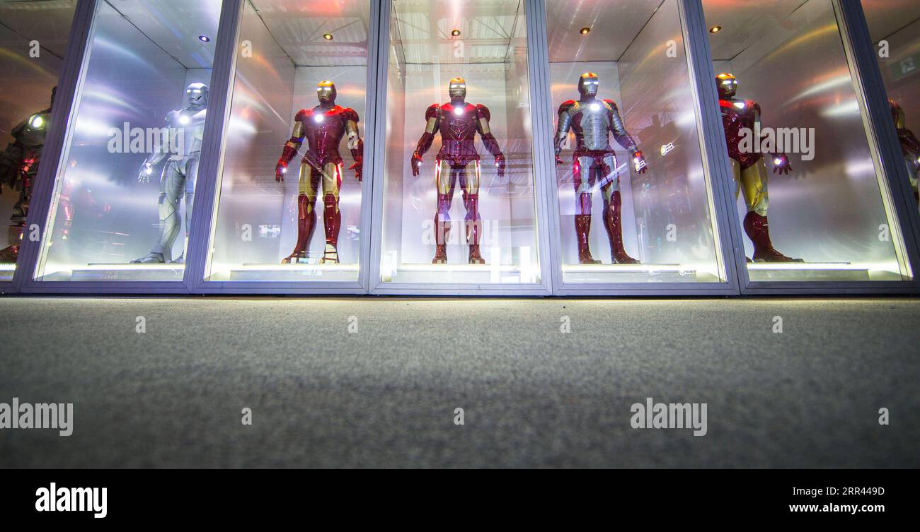201119 -- TORONTO, le 19 novembre 2020 -- les collections de costumes Iron Man sont présentées à l'exposition Marvel Avengers S.T.A.T.I.O.N. lors de l'avant-première médiatique au Yorkdale Shopping Center à Toronto, Canada, le 19 novembre 2020. Présentant l’univers cinématographique Marvel des super-héros, l’exposition sera ouverte au public du 20 novembre 2020 au 31 janvier 2021. Photo de /Xinhua CANADA-TORONTO-MARVEL AVENGERS-EXHIBITION ZouxZheng PUBLICATIONxNOTxINxCHN Banque D'Images