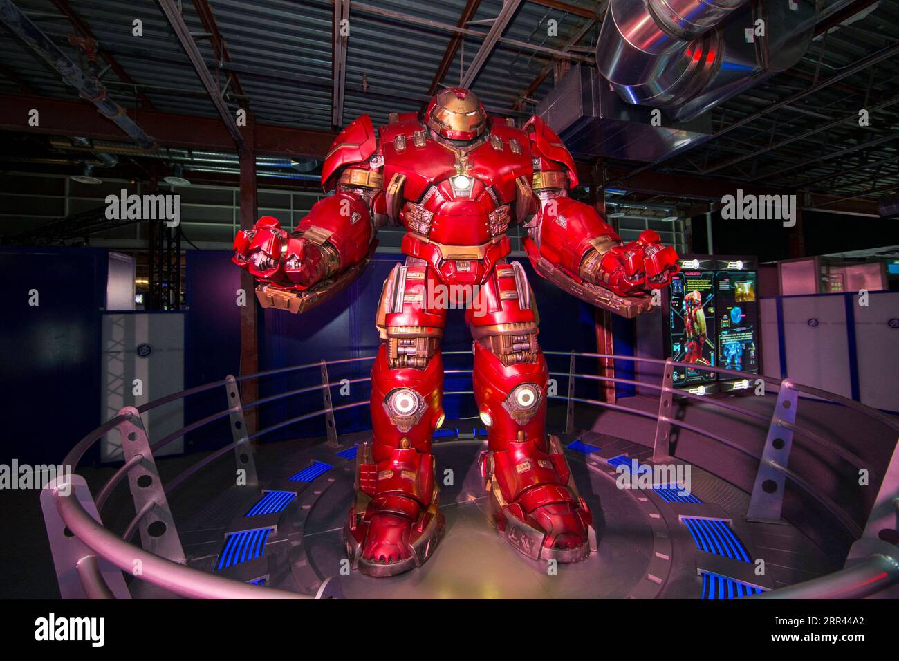 201119 -- TORONTO, le 19 novembre 2020 -- Une armure Hulkbuster est vue à l'exposition Marvel Avengers S.T.A.T.I.O.N. lors de l'avant-première médiatique au Yorkdale Shopping Center à Toronto, Canada, le 19 novembre 2020. Présentant l’univers cinématographique Marvel des super-héros, l’exposition sera ouverte au public du 20 novembre 2020 au 31 janvier 2021. Photo de /Xinhua CANADA-TORONTO-MARVEL AVENGERS-EXHIBITION ZouxZheng PUBLICATIONxNOTxINxCHN Banque D'Images