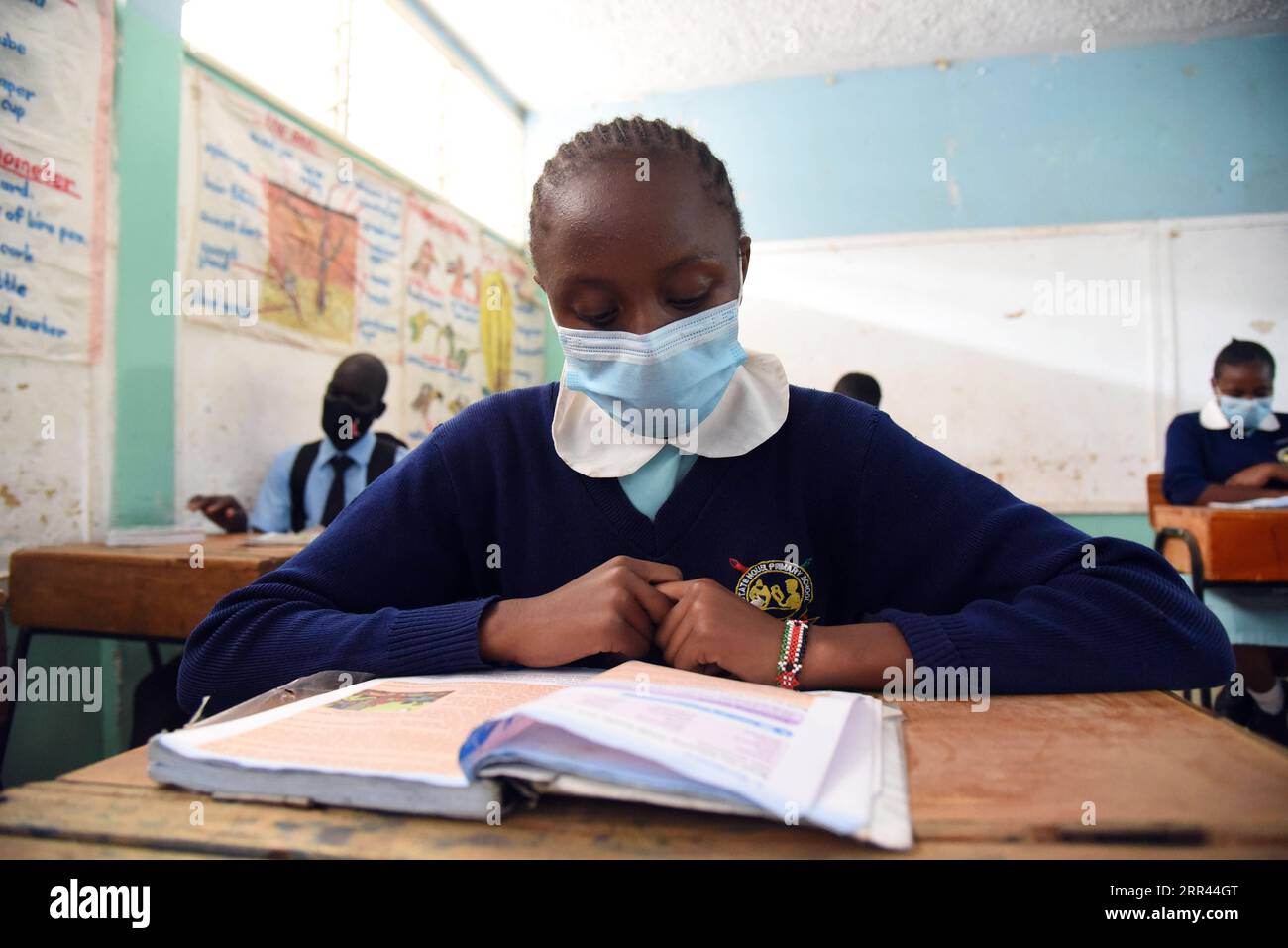 201120 -- NAIROBI, le 20 novembre 2020 -- un élève lit un livre à l'école primaire State House à Nairobi, capitale du Kenya, le 12 octobre 2020. Le nombre de cas confirmés de COVID-19 sur le continent africain a dépassé les 2 millions, ont déclaré jeudi les centres africains pour le contrôle et la prévention des maladies Africa CDC. Les derniers chiffres de l’agence continentale de contrôle et de prévention des maladies ont montré qu’un total de 2 013 388 cas ont été signalés à travers le continent, le nombre de décès liés à la pandémie s’élevant à 48 408 jeudi matin. Photo par /Xinhua AFRICA-COVID-19 CAS-2 MLN JohnxOkoyo Banque D'Images