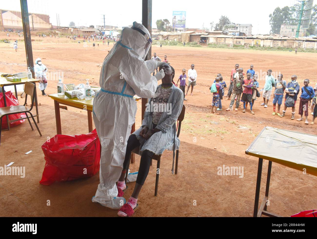 201120 -- NAIROBI, le 20 novembre 2020 -- Un agent de santé prélève un échantillon pour le test COVID-19 sur une fille à Nairobi, capitale du Kenya, le 17 octobre 2020. Le nombre de cas confirmés de COVID-19 sur le continent africain a dépassé les 2 millions, ont déclaré jeudi les centres africains pour le contrôle et la prévention des maladies Africa CDC. Les derniers chiffres de l’agence continentale de contrôle et de prévention des maladies ont montré qu’un total de 2 013 388 cas ont été signalés à travers le continent, le nombre de décès liés à la pandémie s’élevant à 48 408 jeudi matin. Photo par /Xinhua AFRICA-COVID-19 CAS-2 M. Banque D'Images