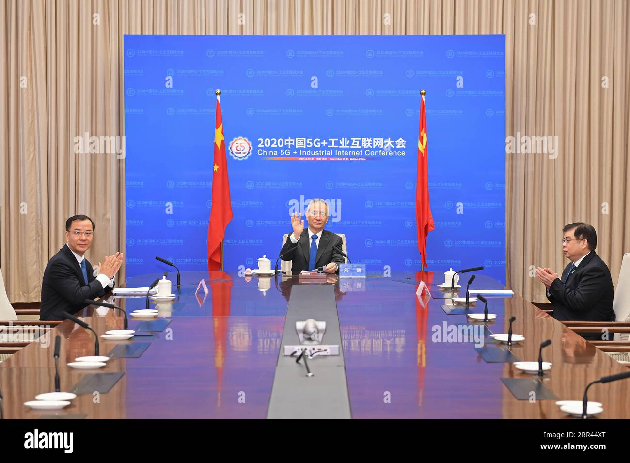 201120 -- PÉKIN, le 20 novembre 2020 -- le vice-premier ministre chinois Liu He, également membre du bureau politique du comité central du PCC du Parti communiste chinois, prononce une allocution lors de la cérémonie d'ouverture de la conférence sur l'Internet industriel chinois 5G par liaison vidéo, le 20 novembre 2020. Le président chinois Xi Jinping, également secrétaire général du comité central du PCC et président de la commission militaire centrale, a envoyé une lettre de félicitations à la conférence Internet industrielle 5G chinoise qui s est ouverte vendredi à Wuhan, dans la province du Hubei du centre de la Chine. Liu He a lu la lettre de Xi lors de la cérémonie d'ouverture par liaison vidéo. Banque D'Images