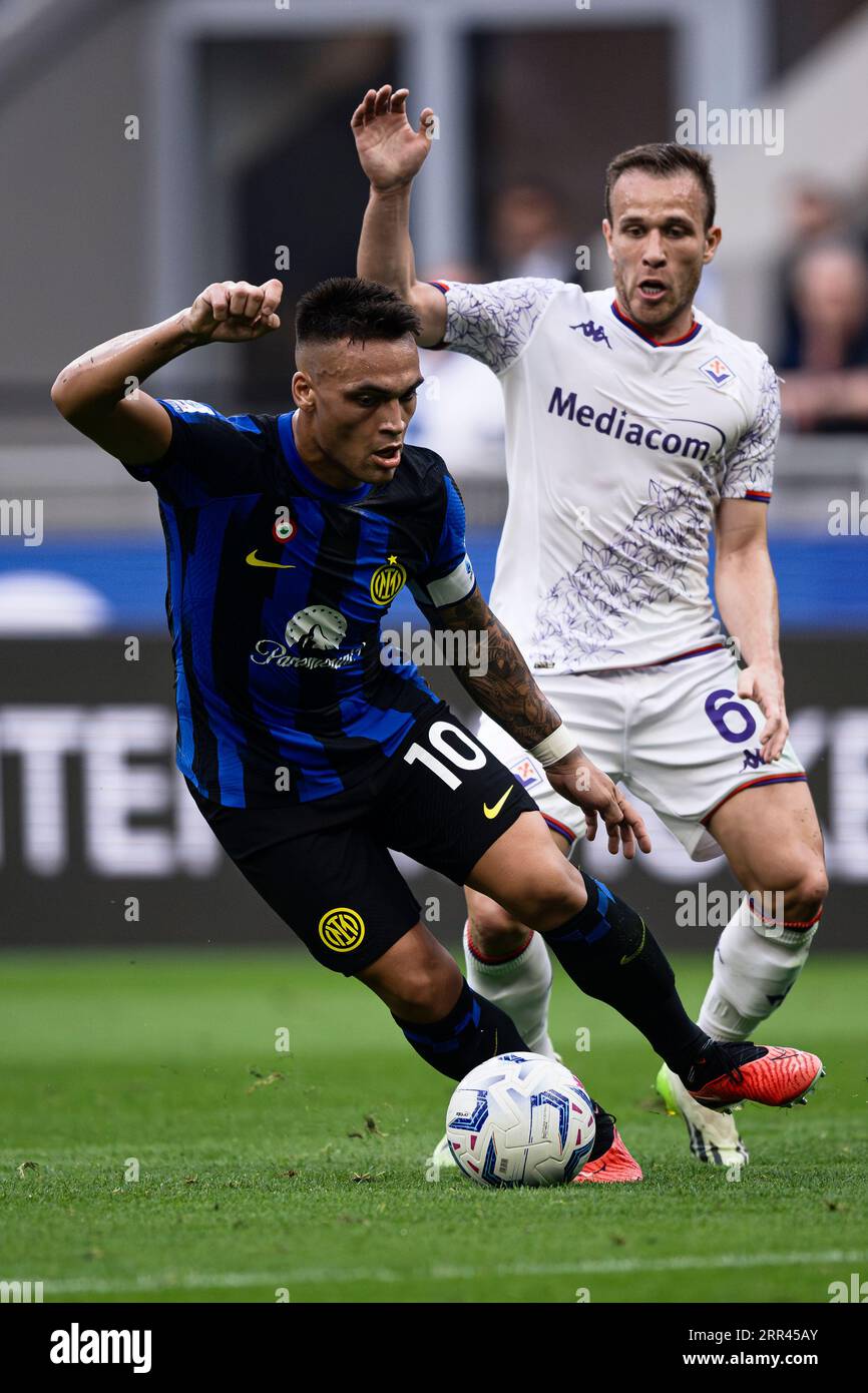 Lautaro Martinez du FC Internazionale est en compétition pour le ballon avec Arthur de ACF Fiorentina lors du match de Serie A entre le FC Internazionale et ACF Fiorentina. Banque D'Images