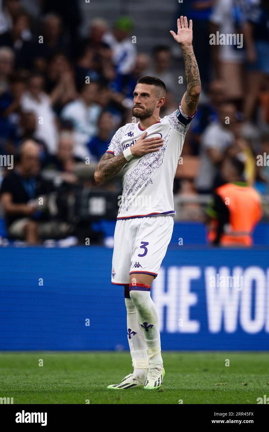 Cristiano Biraghi d'ACF Fiorentina accueille les fans du FC Internazionale lors du match de football Serie A entre le FC Internazionale et ACF Fiorentina. Banque D'Images