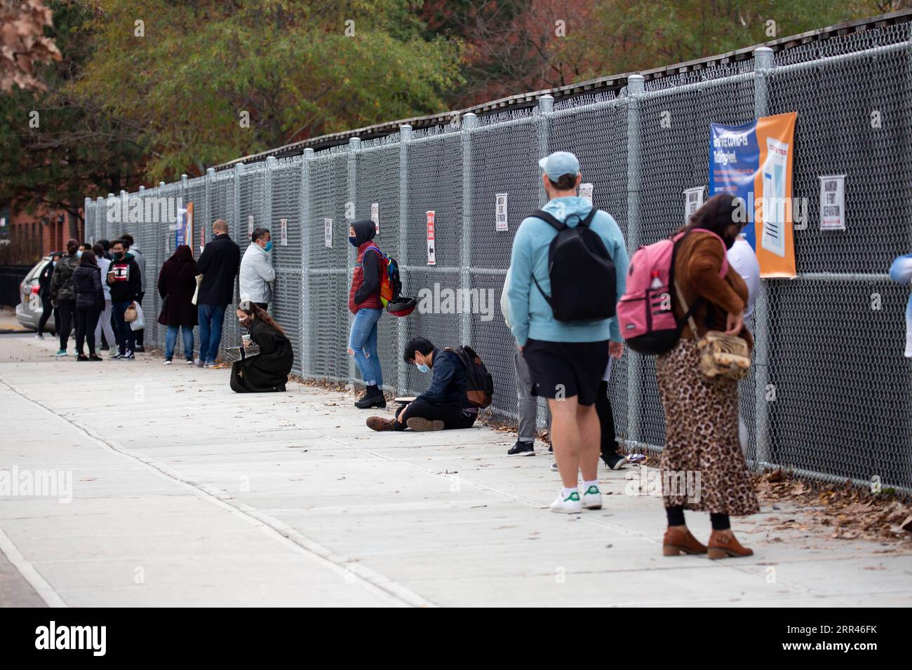 201122 -- NEW YORK, le 22 novembre 2020 -- des gens font la queue à un point de test du COVID-19 dans le quartier de Brooklyn à New York, aux États-Unis, le 21 novembre 2020. Le nombre total de cas de COVID-19 aux États-Unis a dépassé 12 millions samedi, selon le Center for Systems Science and Engineering CSSE de l’Université Johns Hopkins. Photo de /Xinhua U.S.-NEW YORK-COVID-19-CAS MichaelxNagle PUBLICATIONxNOTxINxCHN Banque D'Images