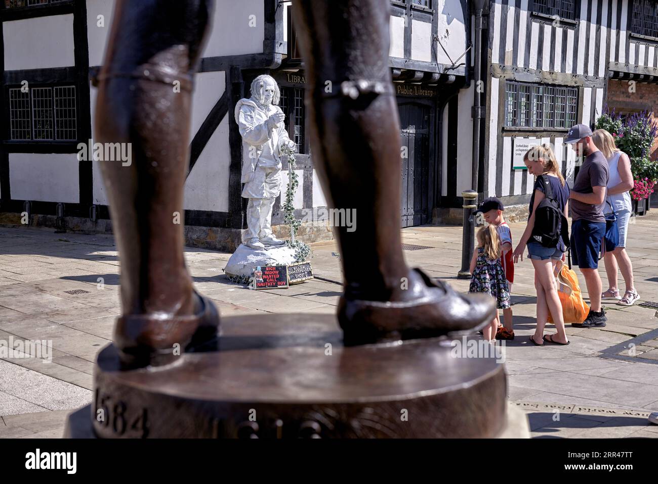 Statue vivante de William Shakespeare Ghost, Henley Street, Stratford-upon-Avon. Angleterre Royaume-Uni Banque D'Images
