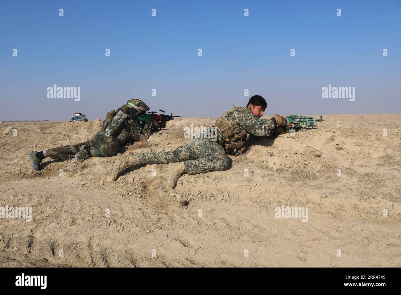 201123 -- SHIBERGHAN, le 23 novembre 2020 -- des membres des forces de ...