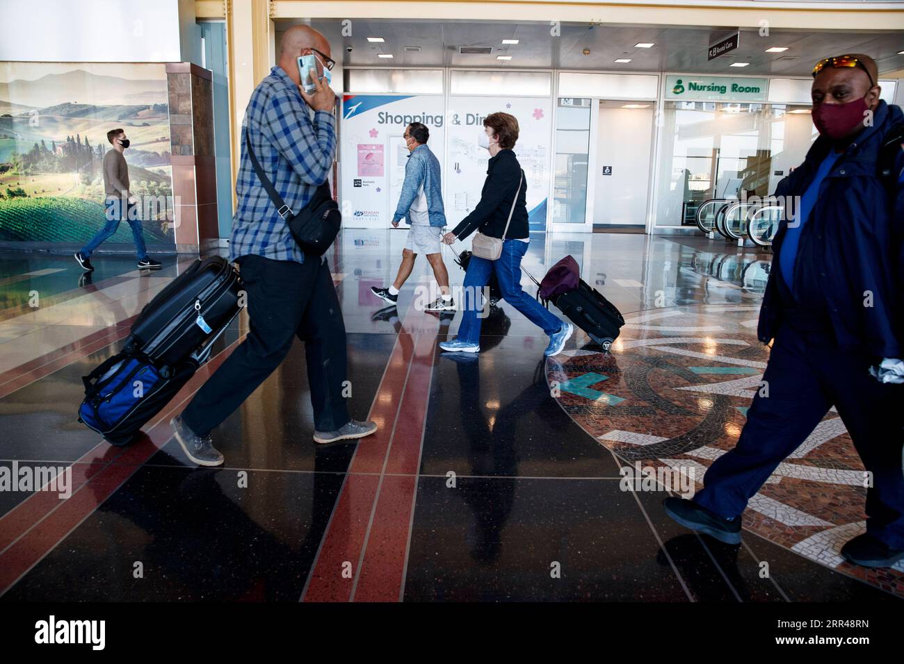 201125 -- ARLINGTON, le 25 novembre 2020 -- des voyageurs portant des masques faciaux sont vus à l'aéroport national Regan d'Arlington, Virginie, États-Unis, le 24 novembre 2020. Des millions d'Américains voyagent pour les vacances de Thanksgiving, ignorant les conseils des centres américains pour le contrôle et la prévention des maladies CDC et des experts de la santé de rester à la maison. Photo de /Xinhua U.S.-ARLINGTON-THANKSGIVING HOLIDAY-TRAVEL TingxShen PUBLICATIONxNOTxINxCHN Banque D'Images