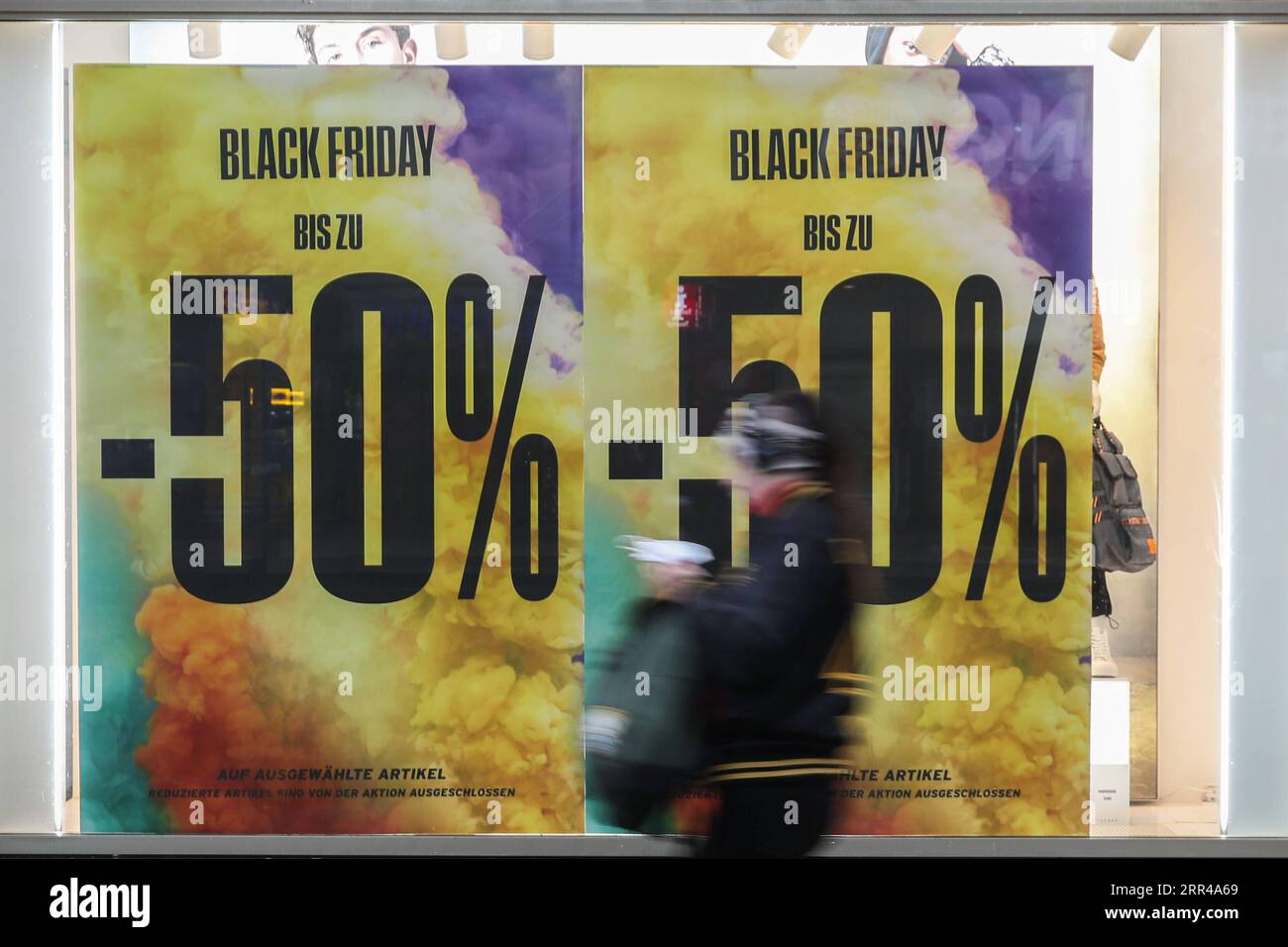 201126 -- BERLIN, le 26 novembre 2020 -- Un piéton passe devant une vitrine annonçant le Black Friday dans un centre commercial de Berlin, capitale de l'Allemagne, le 26 novembre 2020. À la suite de la hausse des taux d’infection par le COVID-19 en Allemagne, les gouvernements fédéral et des États ont décidé le 25 novembre que le confinement partiel, y compris la fermeture des restaurants, des bars, des théâtres et des installations de loisirs, serait prolongé jusqu’au 20 décembre. Photo de Shan Yuqi/Xinhua ALLEMAGNE-BERLIN-COVID-19-EXTENSION PARTIELLE DU CONFINEMENT DanxYuqi PUBLICATIONxNOTxINxCHN Banque D'Images