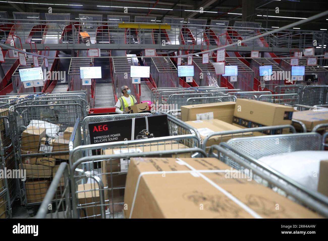 201127 -- BRUXELLES, le 27 novembre 2020 -- Un membre du personnel travaille dans un centre de tri de Bpost, le service postal belge, à Bruxelles, Belgique, le 26 novembre 2020. La Belgique fait actuellement l’objet de mesures de confinement strictes contre la pandémie de COVID-19, toutes les entreprises non essentielles étant fermées. Alors que le Black Friday et la saison de Noël approchent, Bpost fait face à une quantité croissante de colis en raison de la demande croissante du commerce électronique. BELGIQUE-BRUXELLES-COVID-19-E-COMMERCE ZhengxHuansong PUBLICATIONxNOTxINxCHN Banque D'Images