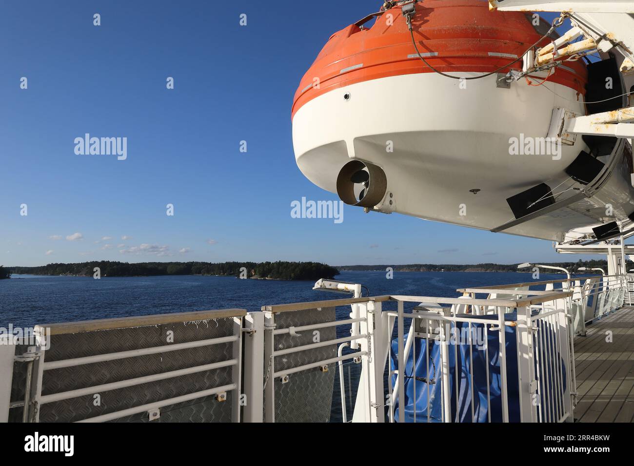Vue de l'archipel depuis le pont de promenade extérieur du navire à passagers. Banque D'Images