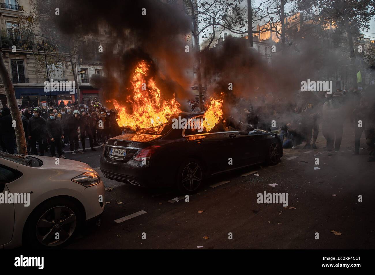 201129 -- PARIS, le 29 novembre 2020 -- des voitures sont allumées par des manifestants lors d'affrontements avec la police lors d'une manifestation à Paris, France, le 28 novembre 2020. Des violences ont éclaté entre la police et les manifestants à Paris et dans d'autres villes françaises lors des manifestations de samedi contre un projet de loi controversé qui restreint la publication d'images de police. Photo de /Xinhua FRANCE-PARIS-DÉMONSTRATION AurelienxMorissard PUBLICATIONxNOTxINxCHN Banque D'Images