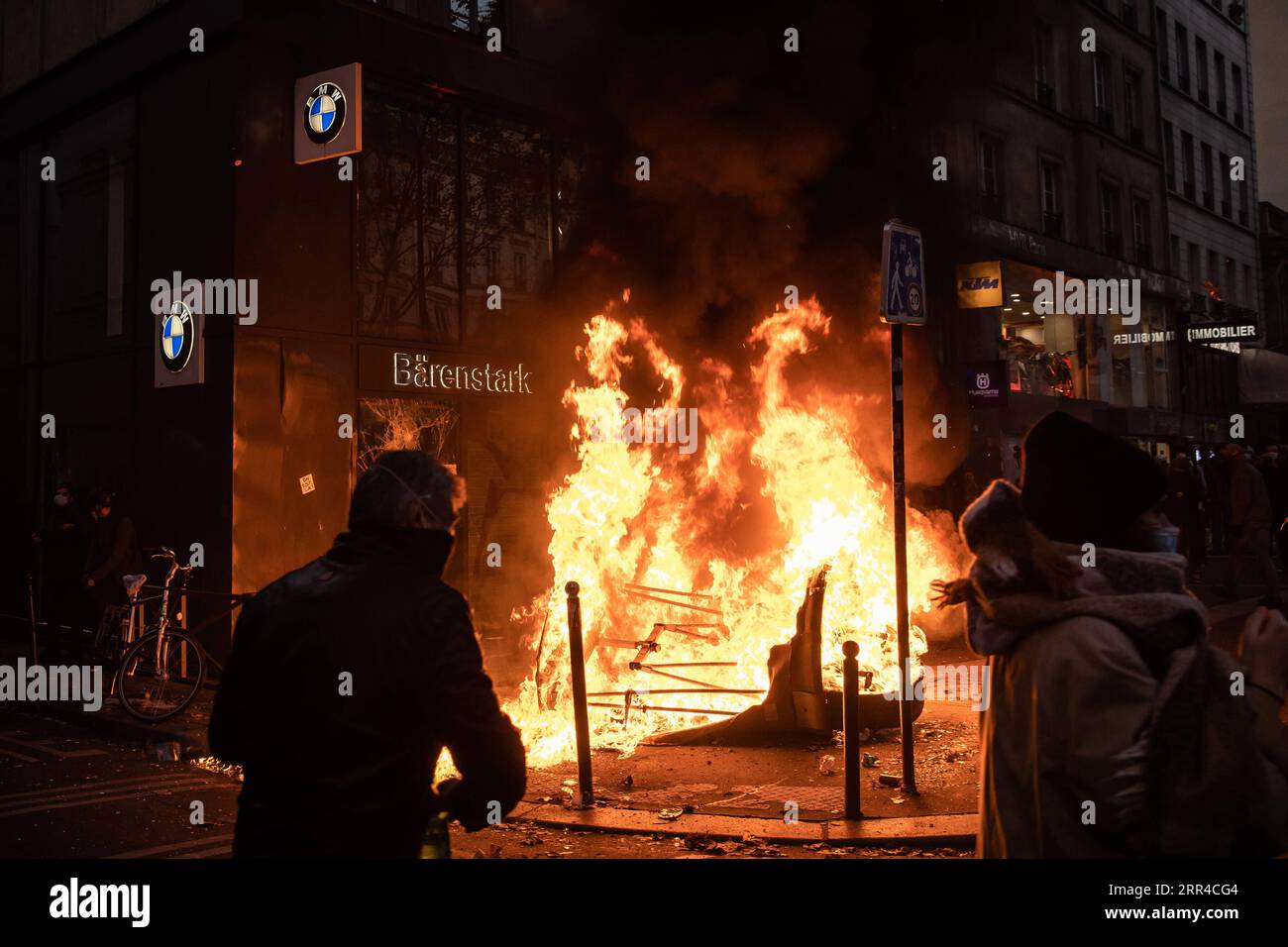 201129 -- PARIS, le 29 novembre 2020 -- des voitures sont brûlées par des manifestants lors d'affrontements avec la police lors d'une manifestation à Paris, France, le 28 novembre 2020. Des violences ont éclaté entre la police et les manifestants à Paris et dans d'autres villes françaises lors des manifestations de samedi contre un projet de loi controversé qui restreint la publication d'images de police. Photo de /Xinhua FRANCE-PARIS-DÉMONSTRATION AurelienxMorissard PUBLICATIONxNOTxINxCHN Banque D'Images
