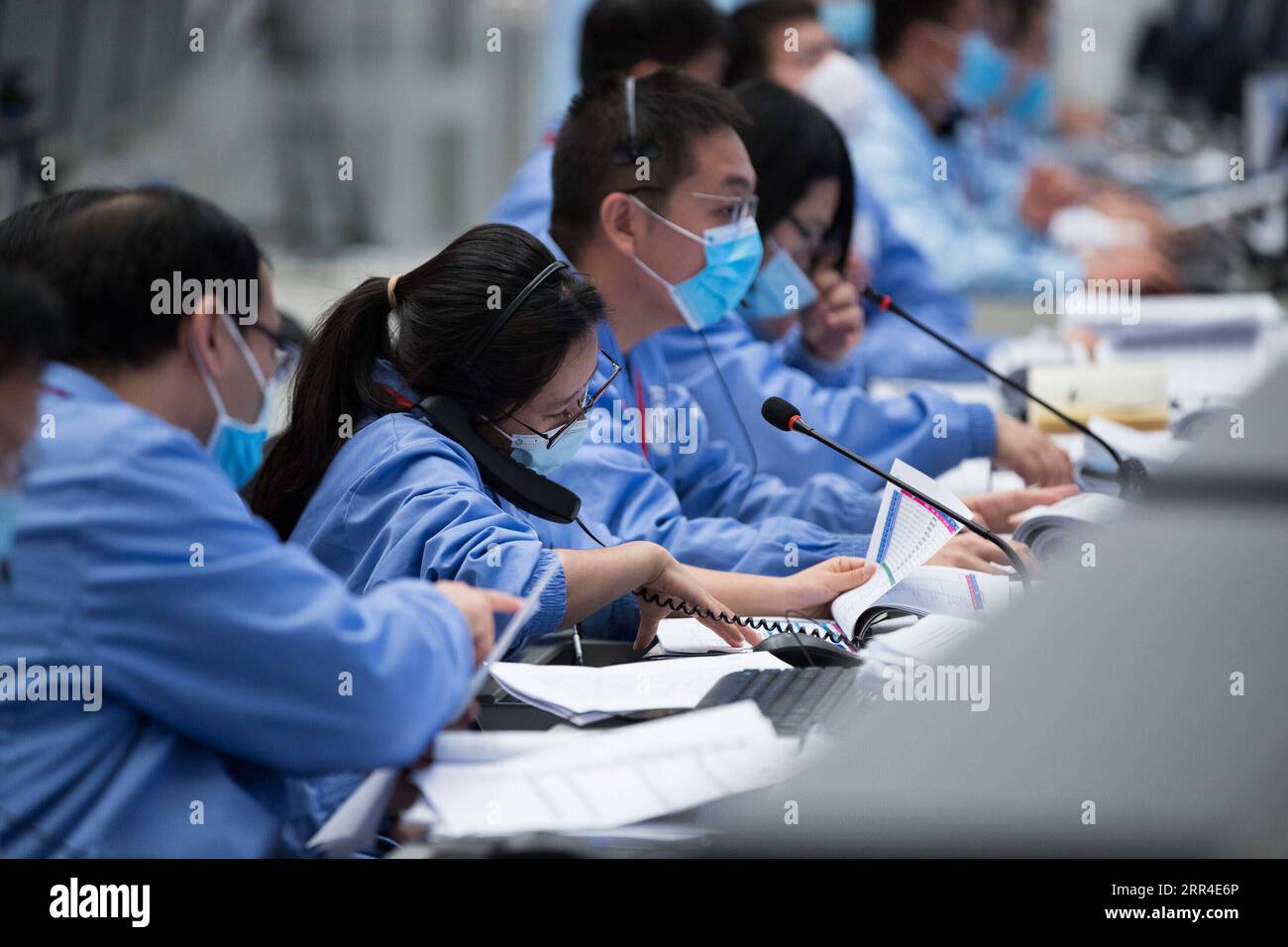 201201 -- BEIJING, le 1 décembre 2020 -- le personnel technique travaille au Centre de contrôle aérospatial de Beijing BACC à Beijing, capitale de la Chine, le 1 décembre 2020. Le vaisseau spatial chinois Chang e-5 a atterri avec succès sur le côté proche de la lune mardi dernier et a renvoyé des images, a annoncé la CNSA de l Administration spatiale nationale chinoise. À 11:11 heures, le vaisseau spatial a atterri à la zone d'atterrissage présélectionnée près de 51,8 degrés de longitude ouest et 43,1 degrés de latitude nord, a déclaré le CNSA. Pendant le processus d'atterrissage, les caméras à bord de l'atterrisseur ont pris des images de la zone d'atterrissage, a déclaré le CNSA. EyesonScichina-CHANG E-5- Banque D'Images