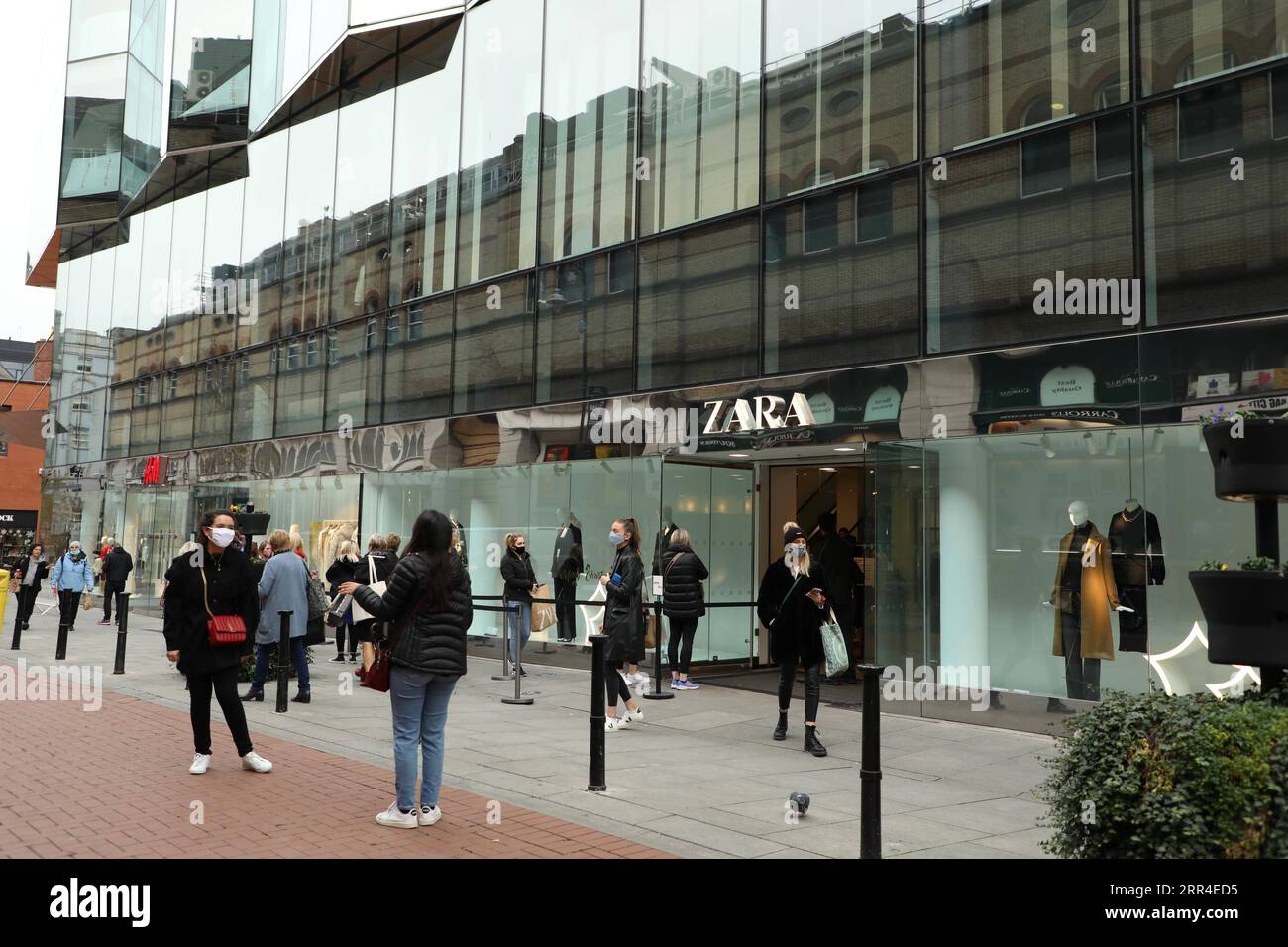 201201 -- DUBLIN, le 1 décembre 2020 -- des gens font la queue devant un magasin de vêtements rouvert à Dublin, en Irlande, le 1 décembre 2020. L’Irlande a abaissé mardi ses restrictions de niveau 5 ou COVID-19 les plus élevées au niveau 3, avec quelques ajustements spéciaux conçus pour Noël à venir. IRLANDE-DUBLIN-COVID-19-RESTRICTIONS-ASSOUPLISSEMENT Xinhua PUBLICATIONxNOTxINxCHN Banque D'Images