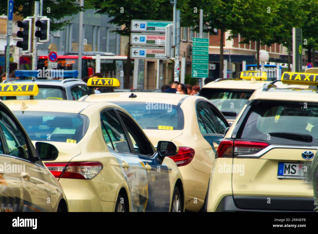 Taxis devant la gare de Münster, Allemagne Banque D'Images