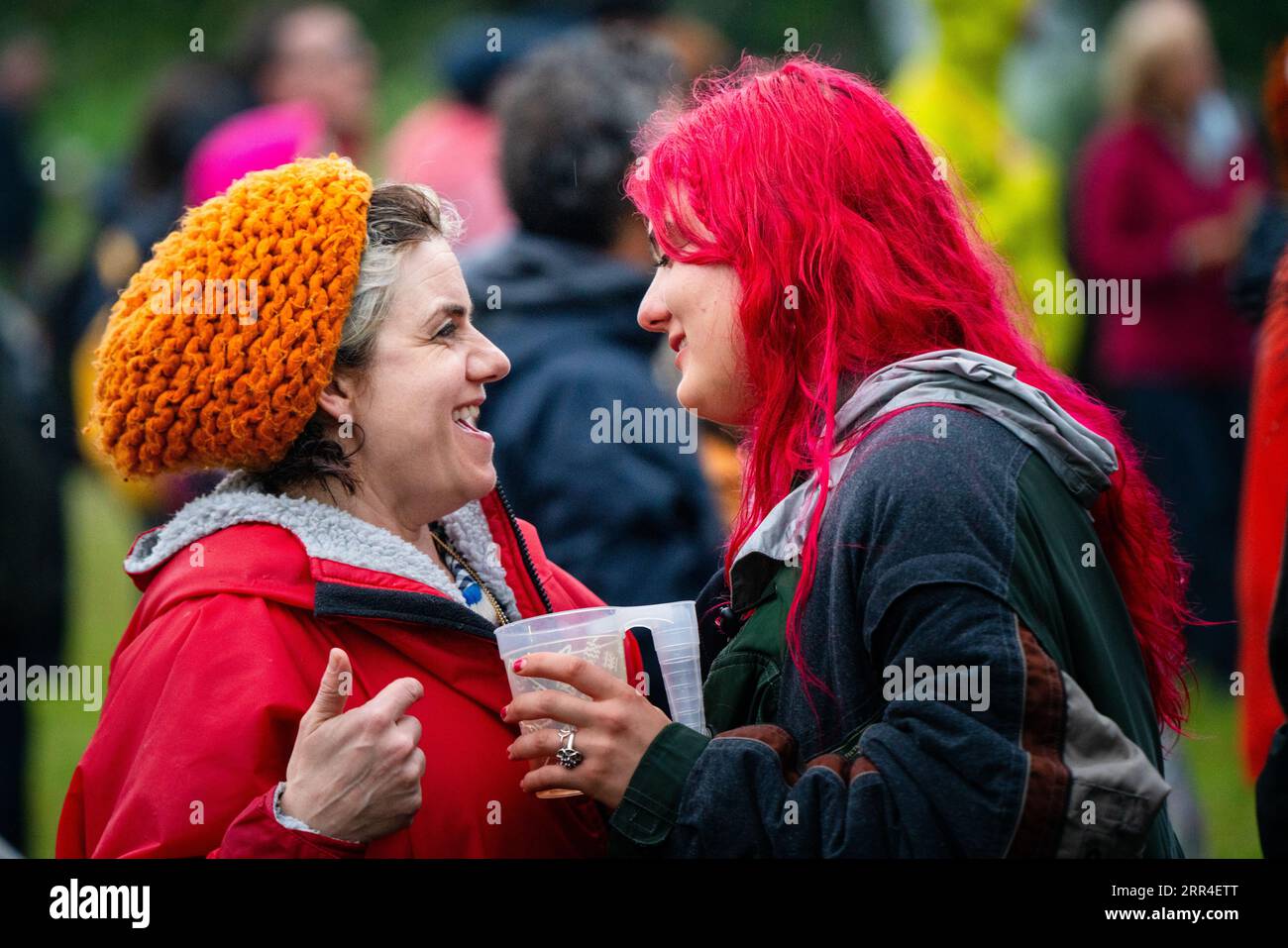 L'auteur Caitlin Moran parle à Eavie de Eaves Wilder dans la foule dans une tempête de pluie au Green Man Festival, Brecon, pays de Galles, Royaume-Uni, 2023. Photo : Rob Watkins Banque D'Images