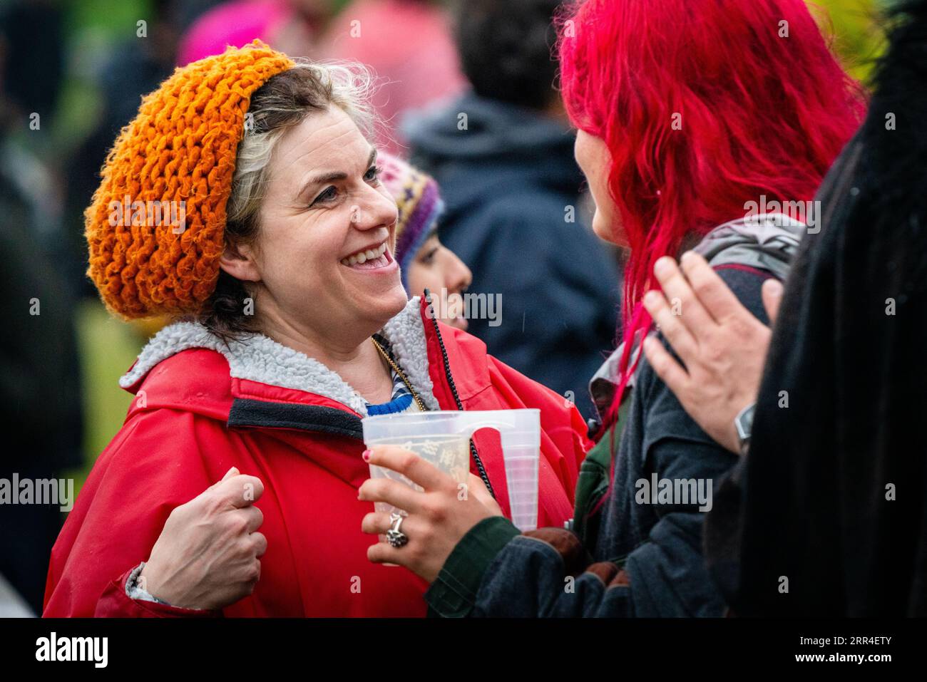 L'auteur Caitlin Moran parle à Eavie de Eaves Wilder dans la foule dans une tempête de pluie au Green Man Festival, Brecon, pays de Galles, Royaume-Uni, 2023. Photo : Rob Watkins Banque D'Images