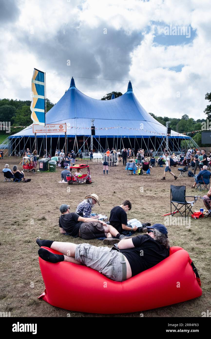 Un homme se refroidissant sur une chaise gonflable à la tente Far Out Stage au Green Man Festival, Brecon, pays de Galles, Royaume-Uni, 2023. Photo : Rob Watkins Banque D'Images