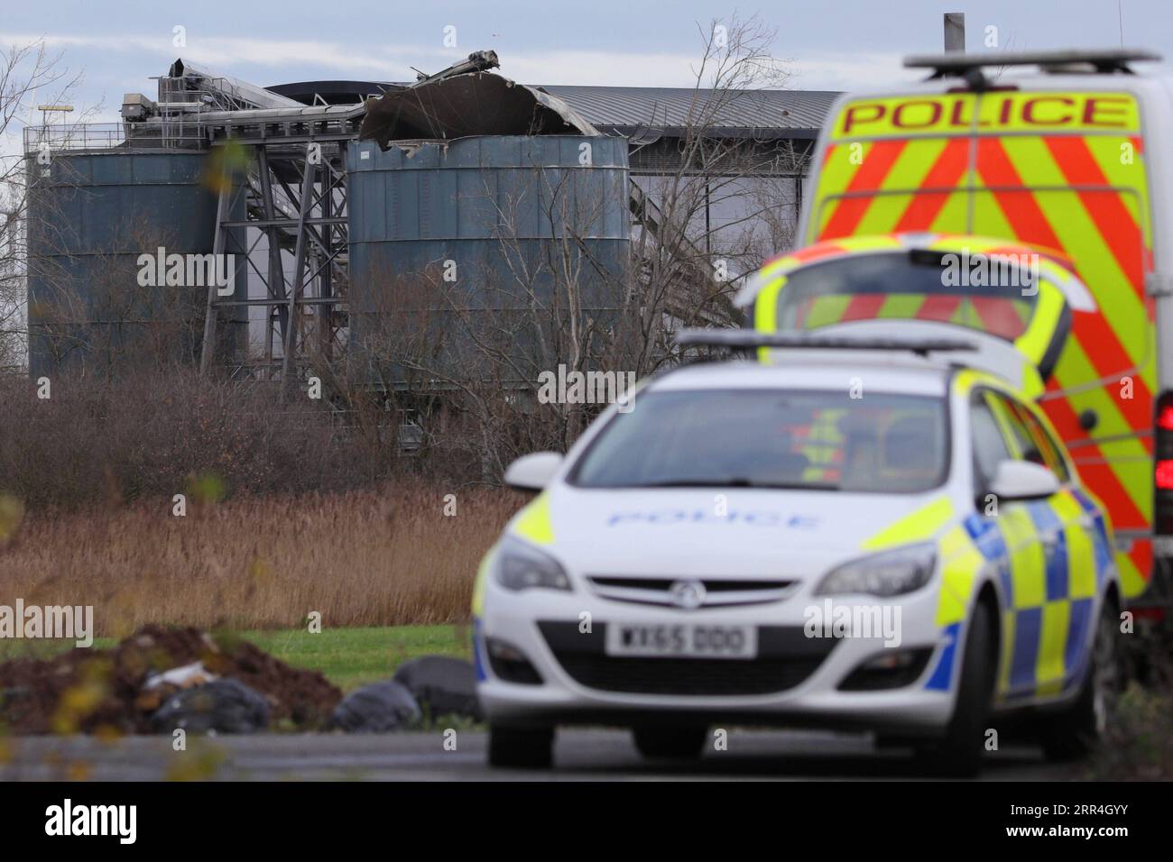 201204 -- AVONMOUTH, 4 décembre 2020 -- une photo prise le 4 décembre 2020 montre des véhicules de police près de la scène d'une explosion dans une usine de traitement des eaux usées à Avonmouth, près de la ville de Bristol, dans le sud-ouest de l'Angleterre, en Grande-Bretagne. Quatre personnes ont été tuées jeudi dans une grande explosion dans une usine de traitement des eaux usées à Avonmouth, a confirmé la police locale. Photo de /Xinhua BRITAIN-AVONMOUTH-EXPLOSION-USINE DE TRAITEMENT DES EAUX USÉES TimxIreland PUBLICATIONxNOTxINxCHN Banque D'Images