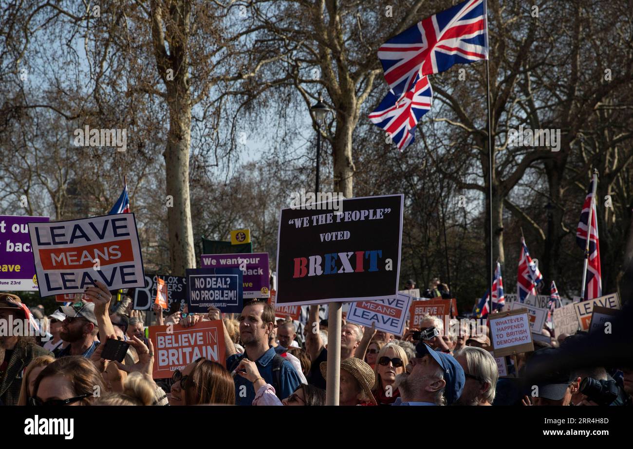 201205 -- LONDRES, 5 décembre 2020 -- photo prise le 29 mars 2019 montre des manifestants pro-Brexit qui manifestent devant les chambres du Parlement à Londres, en Grande-Bretagne. Après une semaine d’intenses négociations commerciales à Londres, les négociateurs en chef de la Grande-Bretagne et de l’Union européenne ont convenu vendredi de suspendre les pourparlers en raison de divergences importantes. GRANDE-BRETAGNE-LONDRES-BREXIT-NÉGOCIATIONS COMMERCIALES-PAUSE HANXYAN PUBLICATIONXNOTXINXCHN Banque D'Images