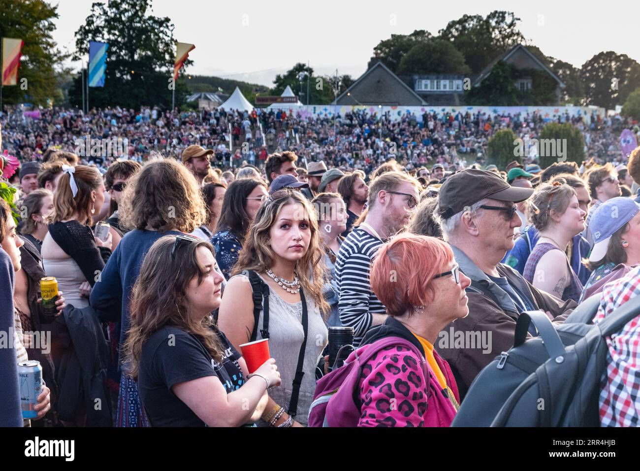 La vue de la vaste foule colorée de la scène de montagne sous le soleil au Green Man Festival, Brecon, pays de Galles, Royaume-Uni, 2023. Photo : Rob Watkins Banque D'Images